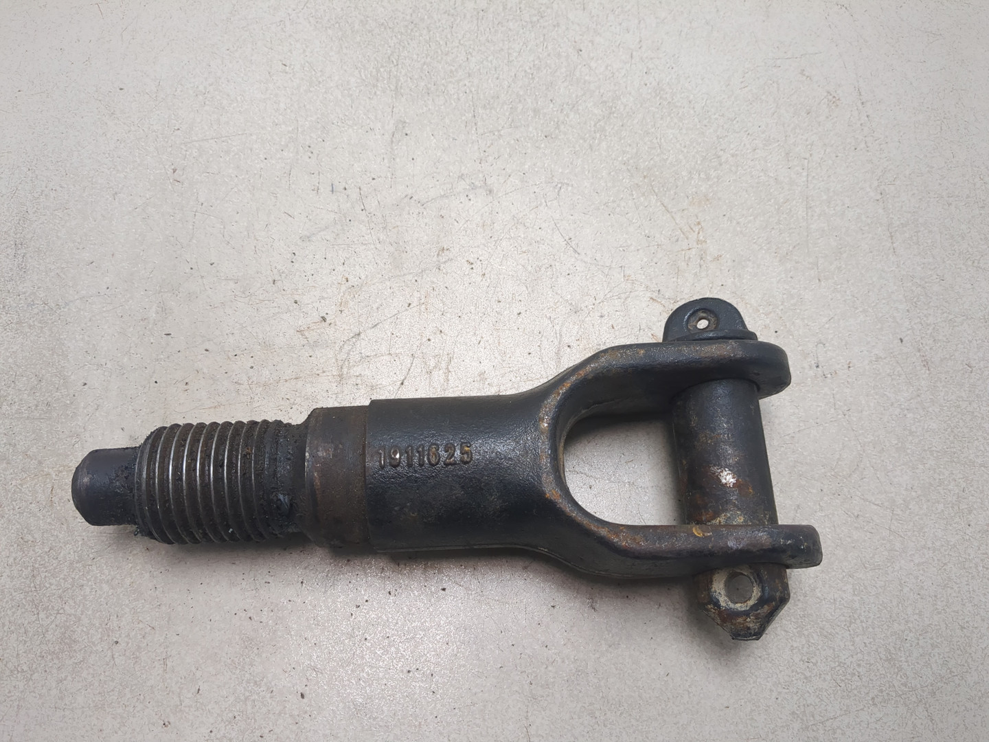 Крюк буксировочный