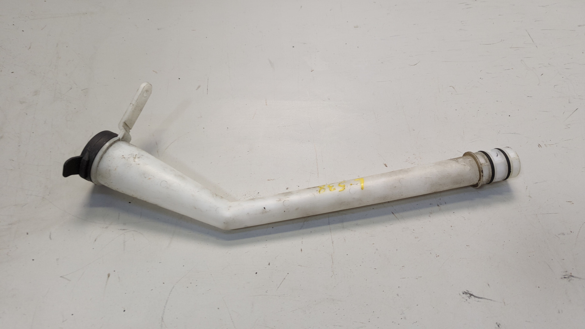 Горловина бачка омывателя