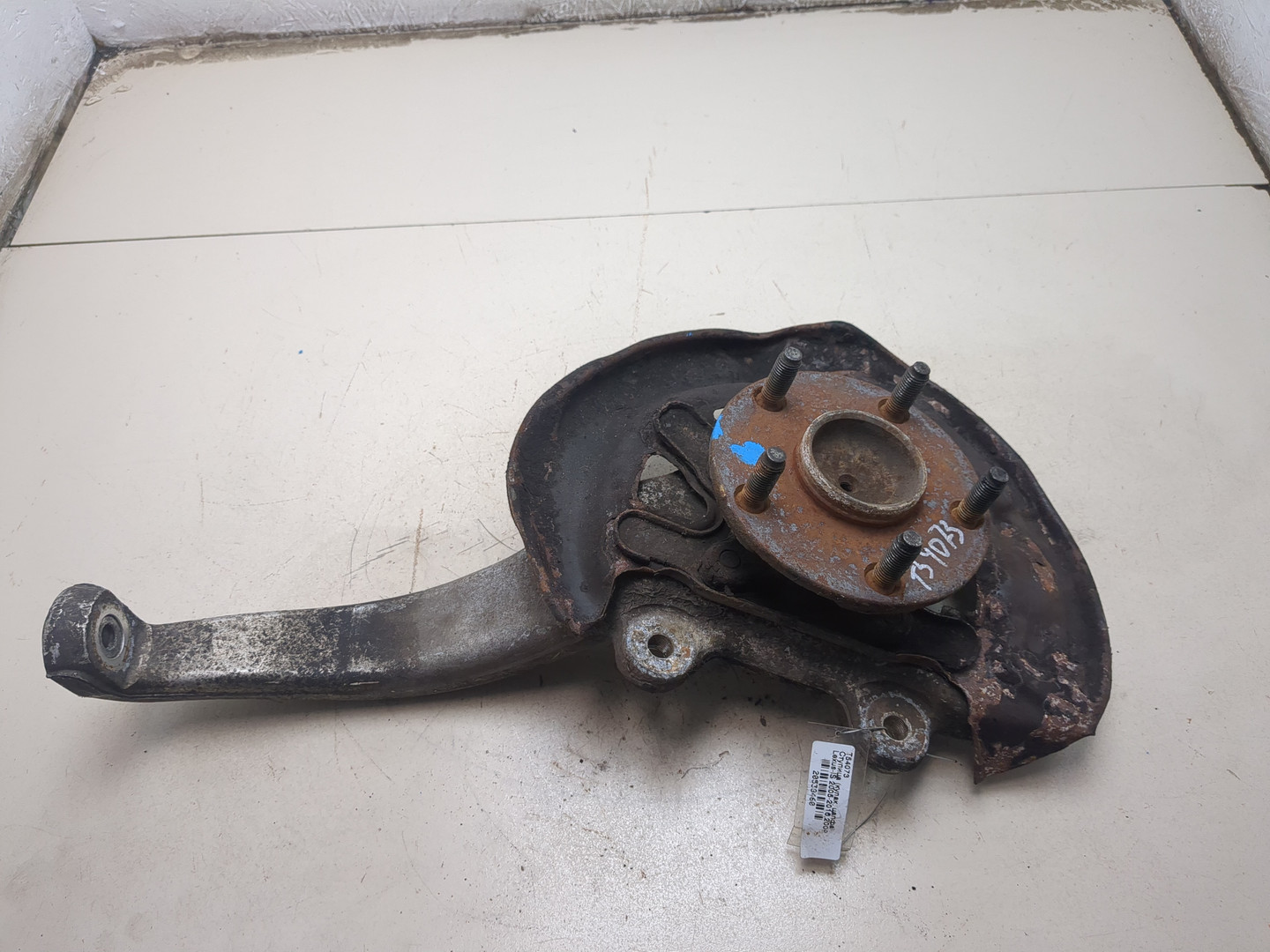 Кулак поворотный передний правый