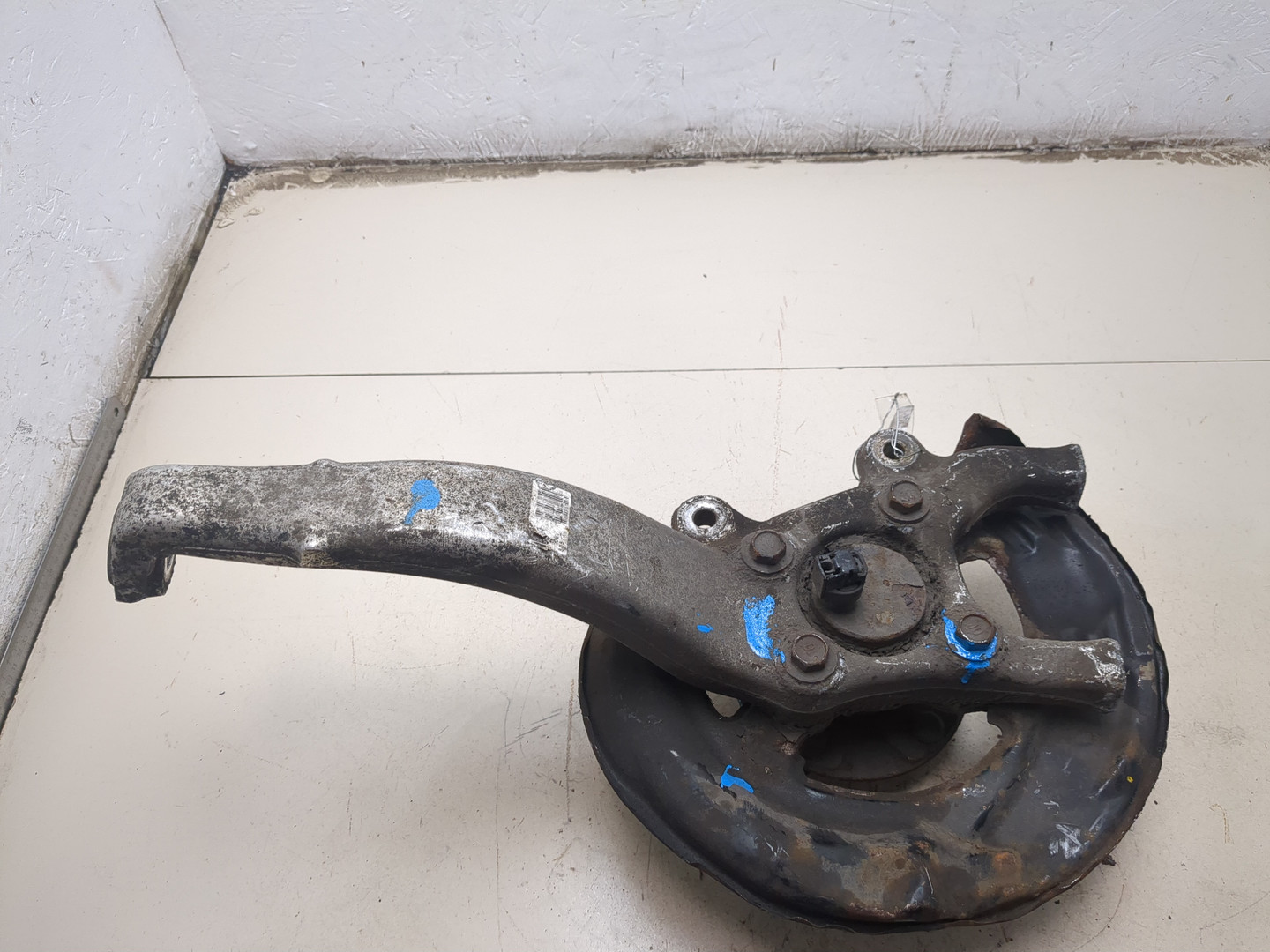 Кулак поворотный передний правый