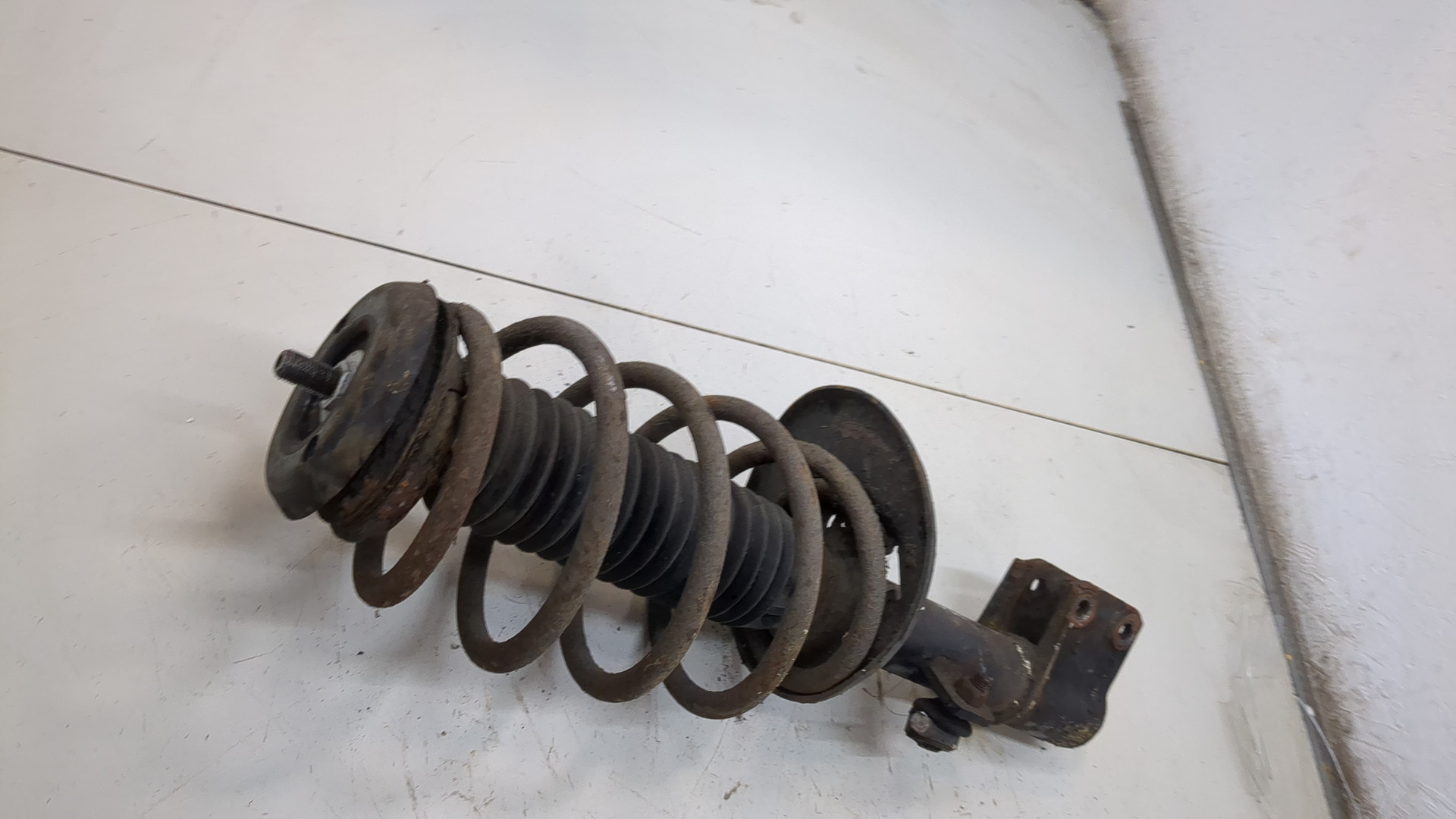 Амортизатор передний правый