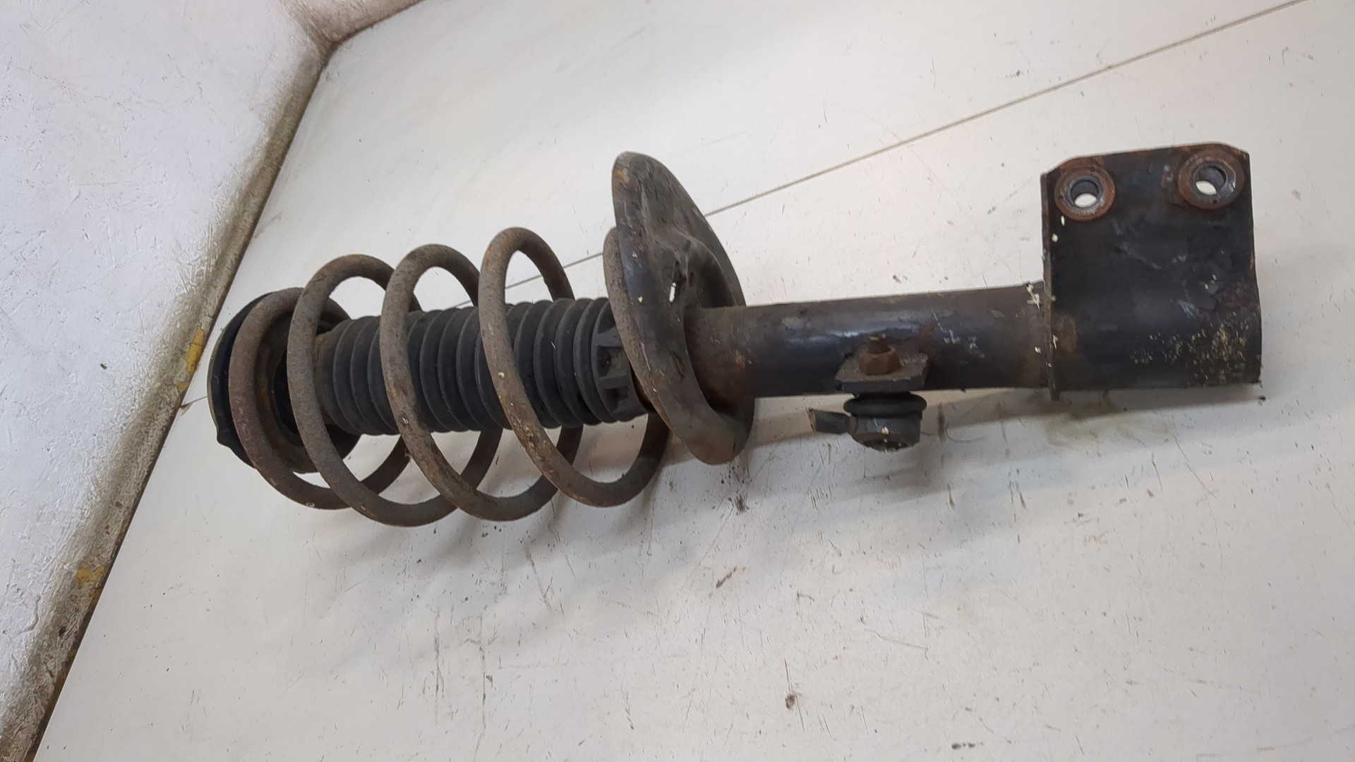 Амортизатор передний правый