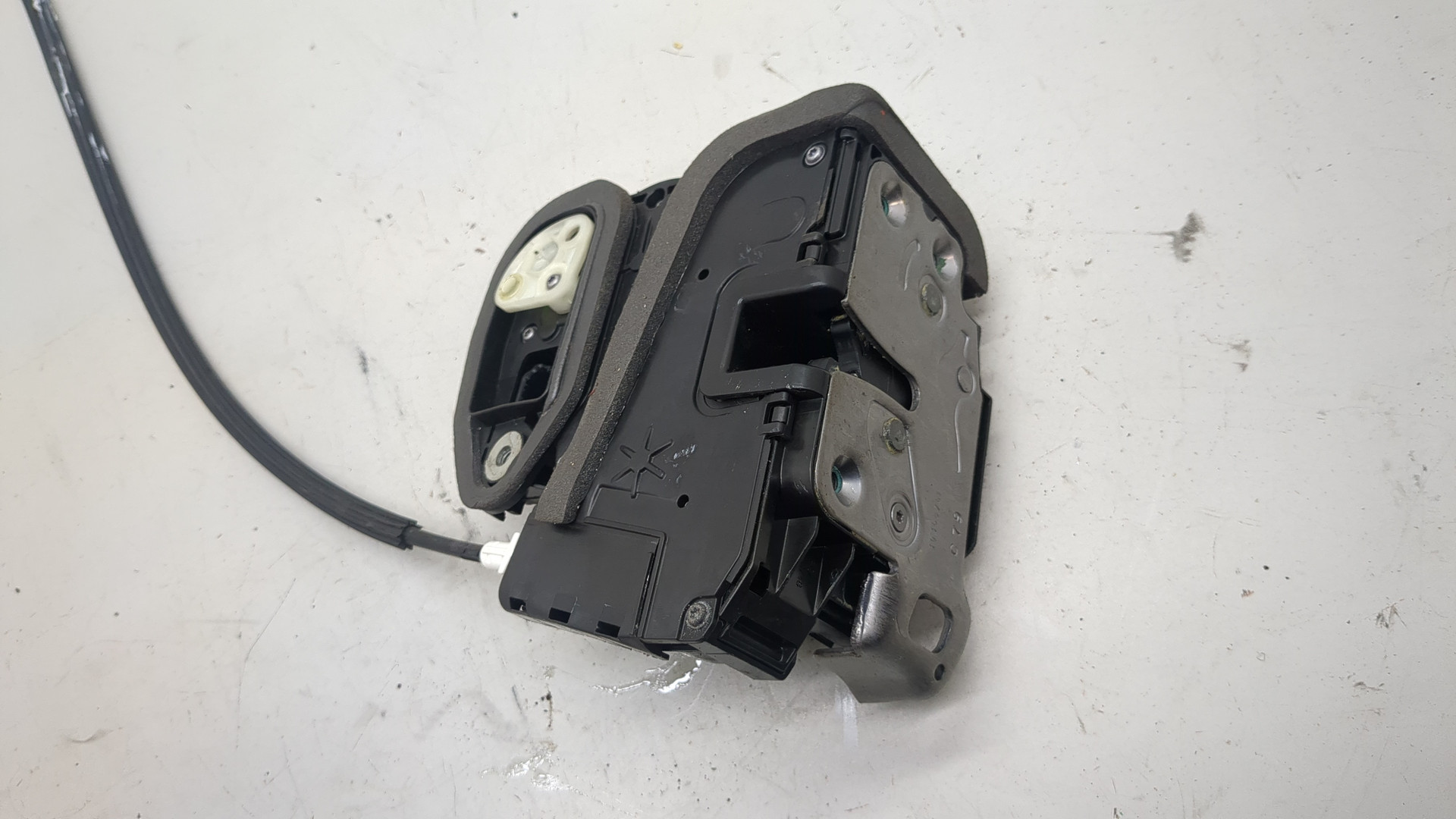 Замок двери передней правой