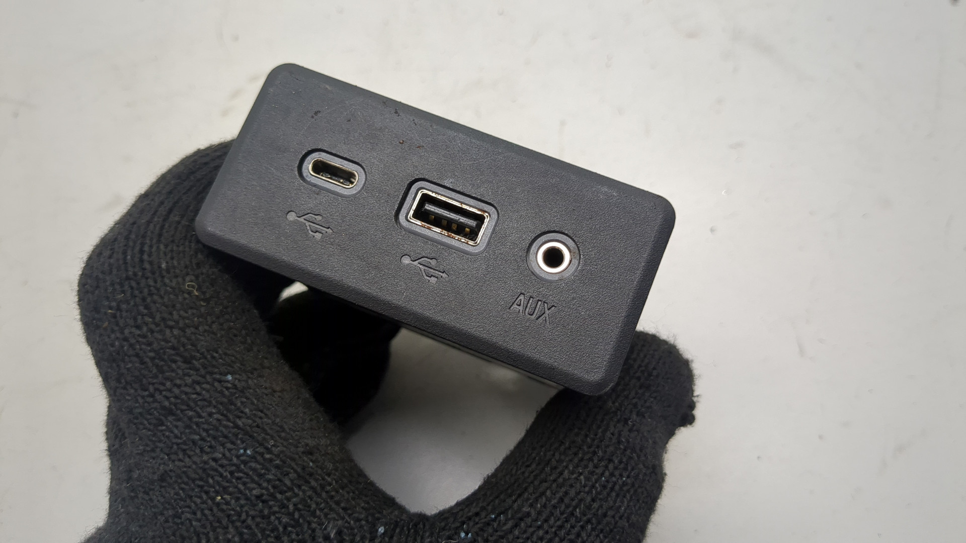 Гнездо AUX / USB IN