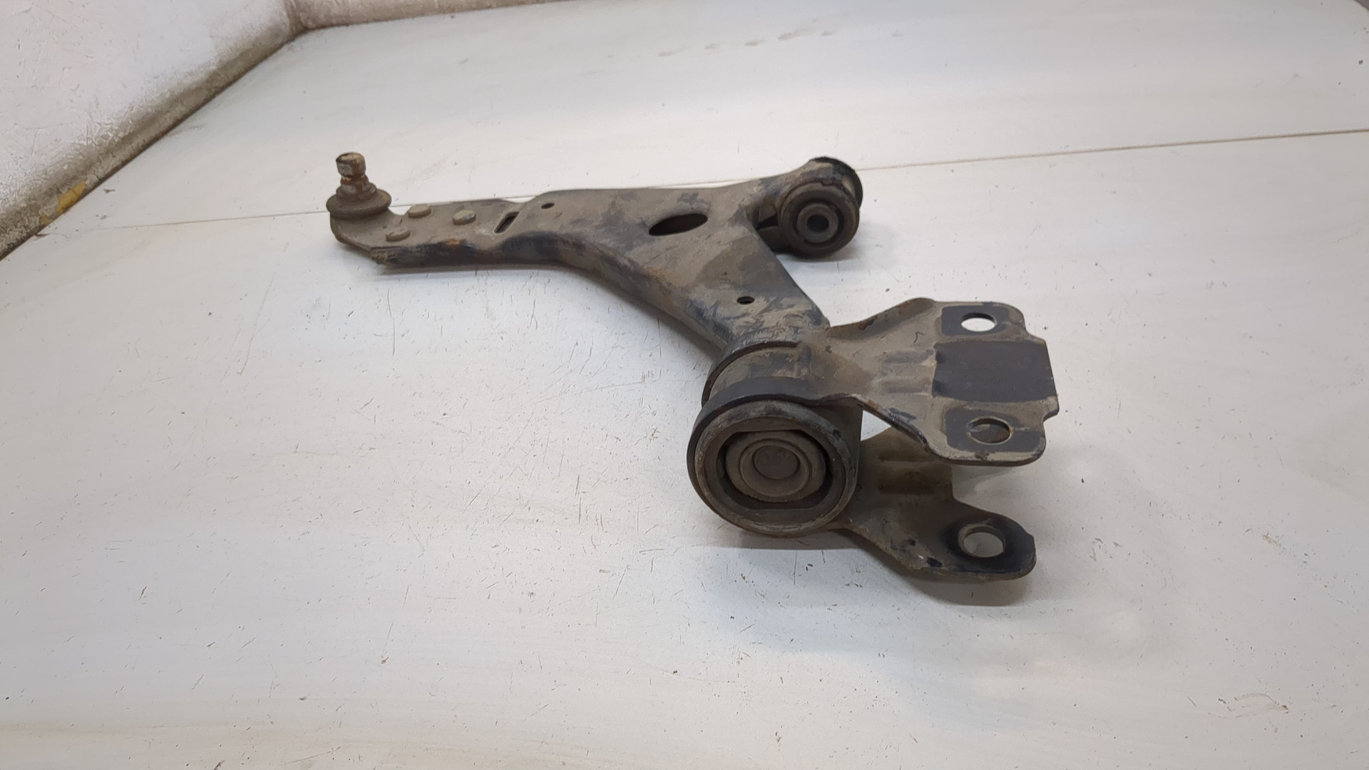 Рычаг передний левый