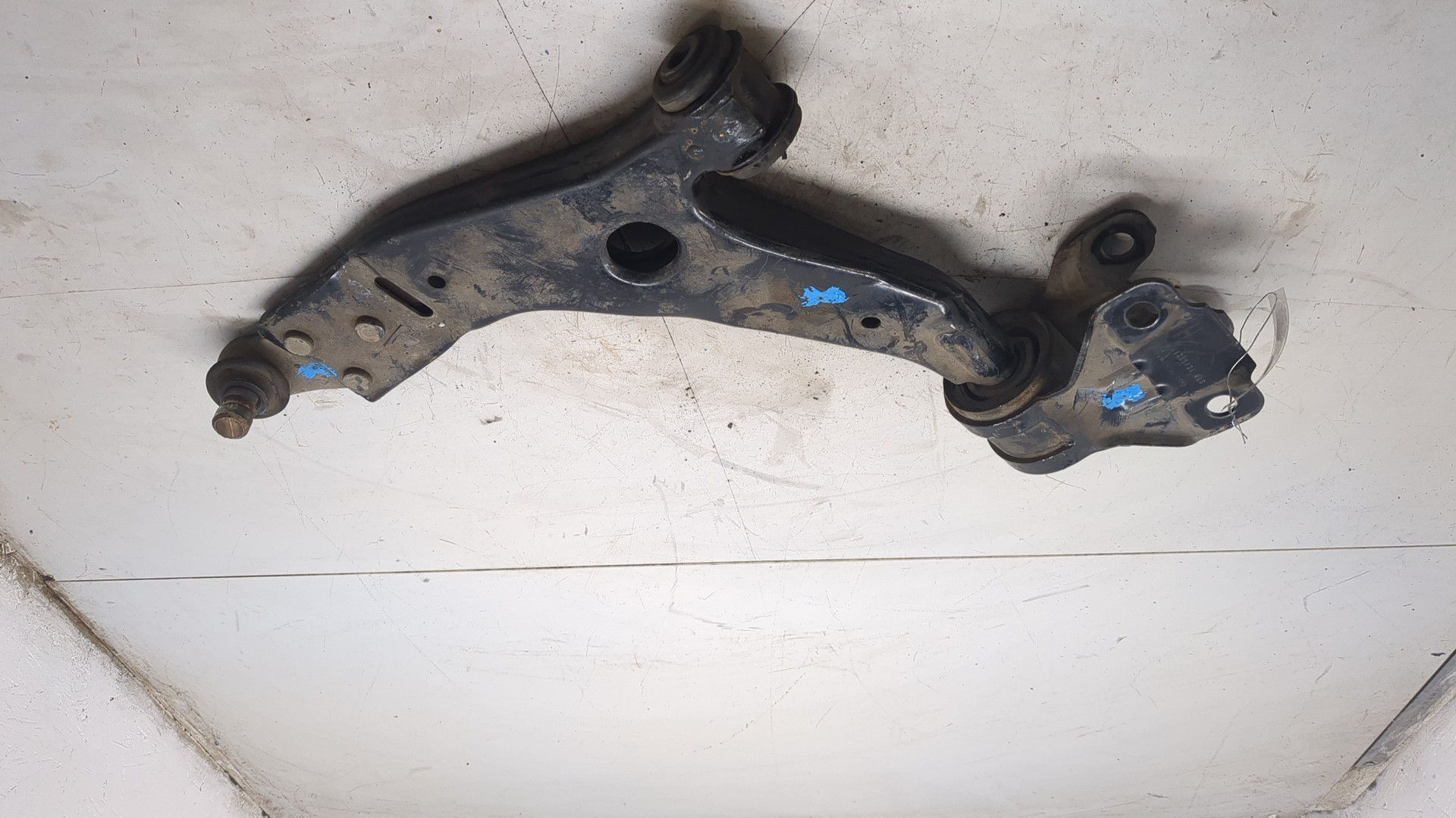 Рычаг передний левый