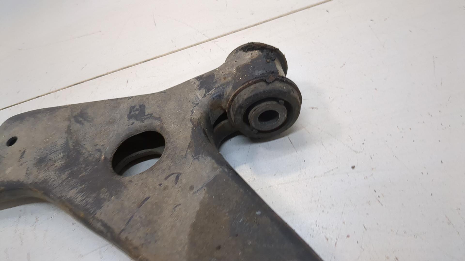 Рычаг передний левый