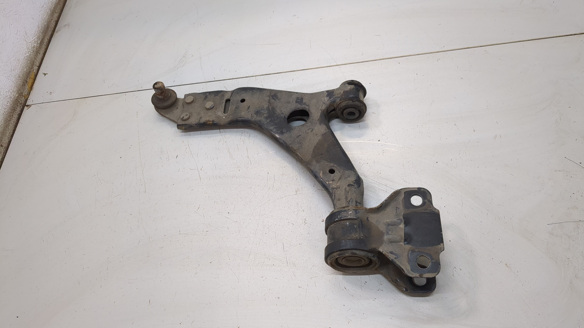 Рычаг передний левый