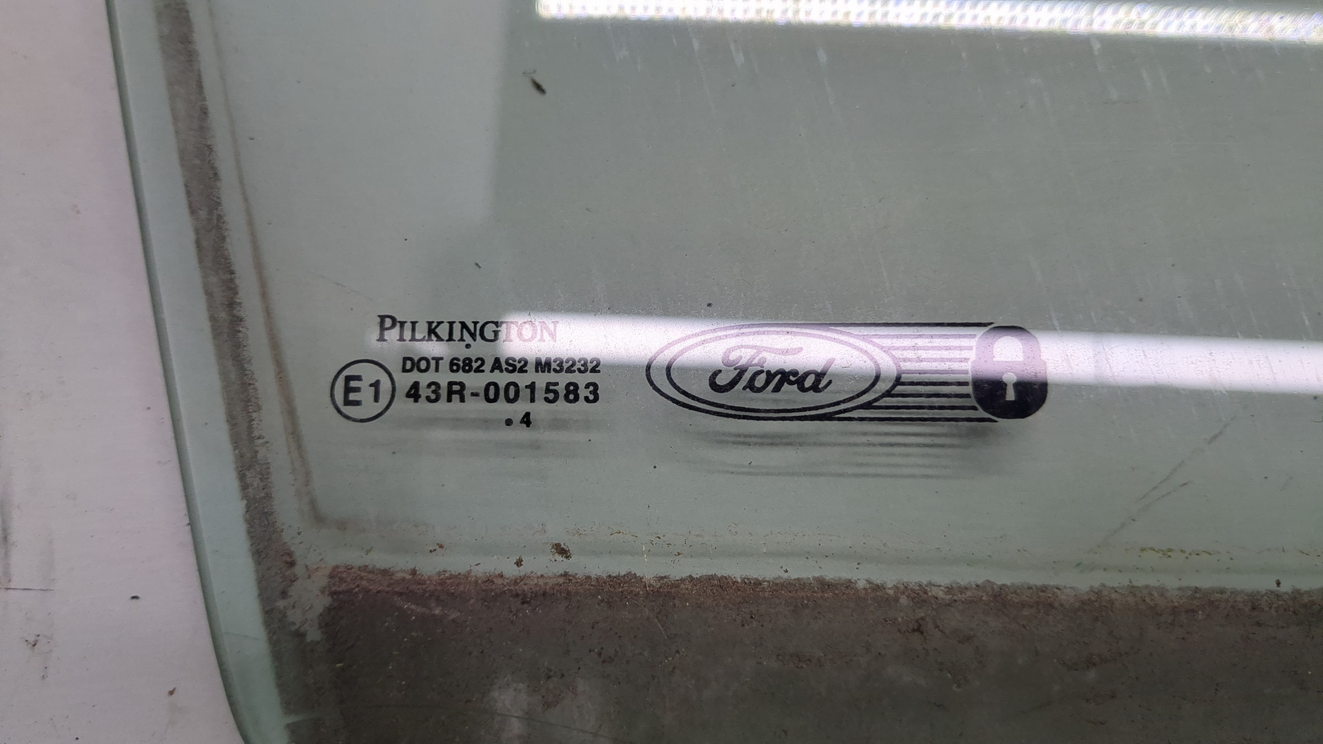 Стекло двери передней левой