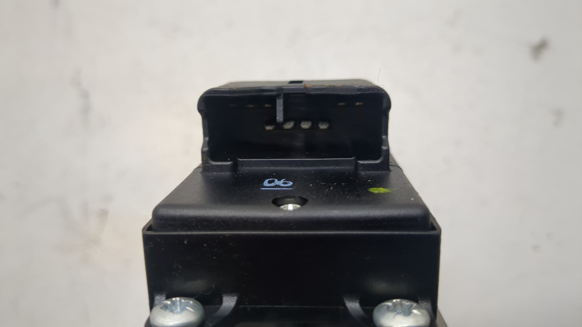 Кнопка стеклоподъемника