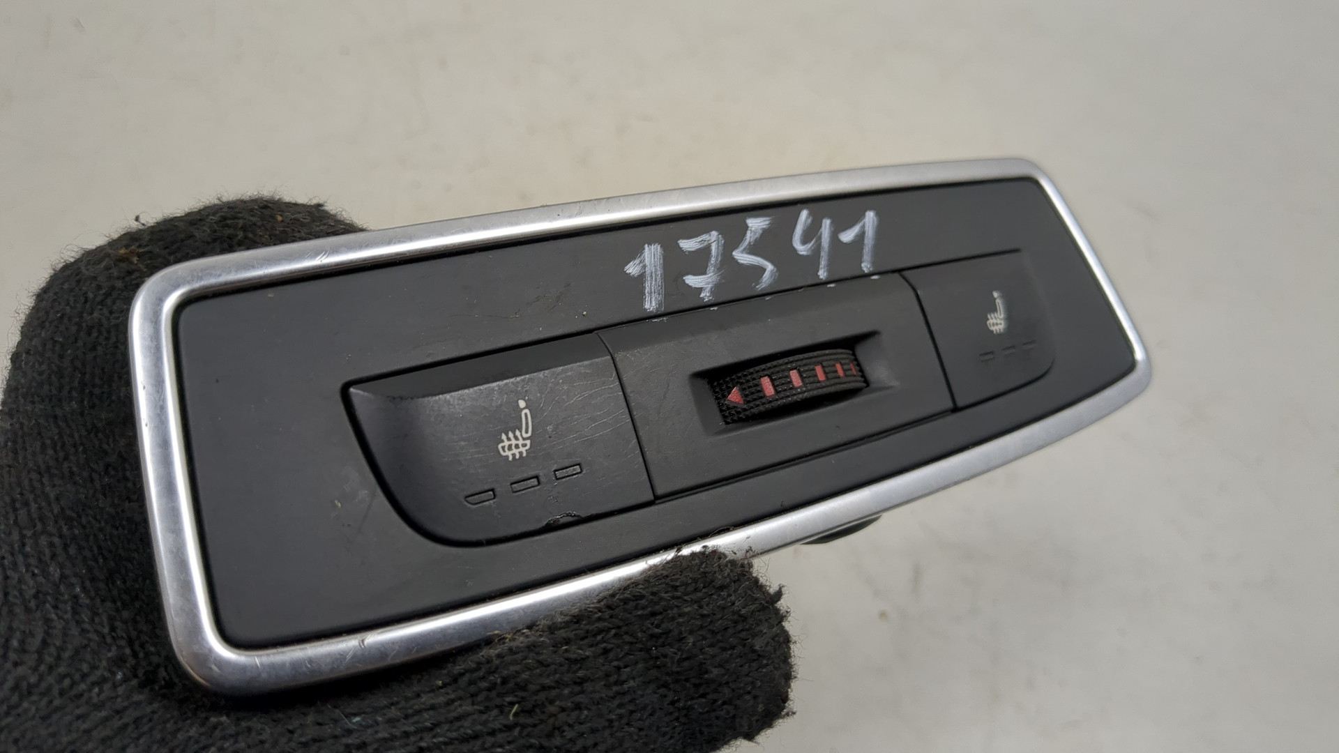 Кнопка обогрева сидений