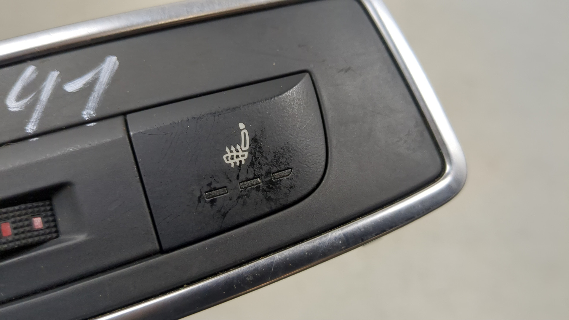 Кнопка обогрева сидений