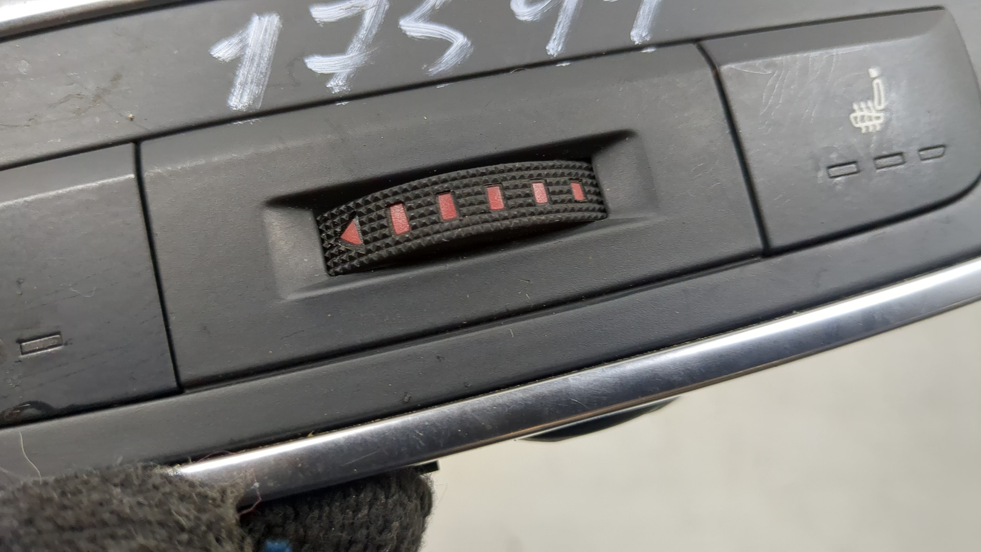 Кнопка обогрева сидений