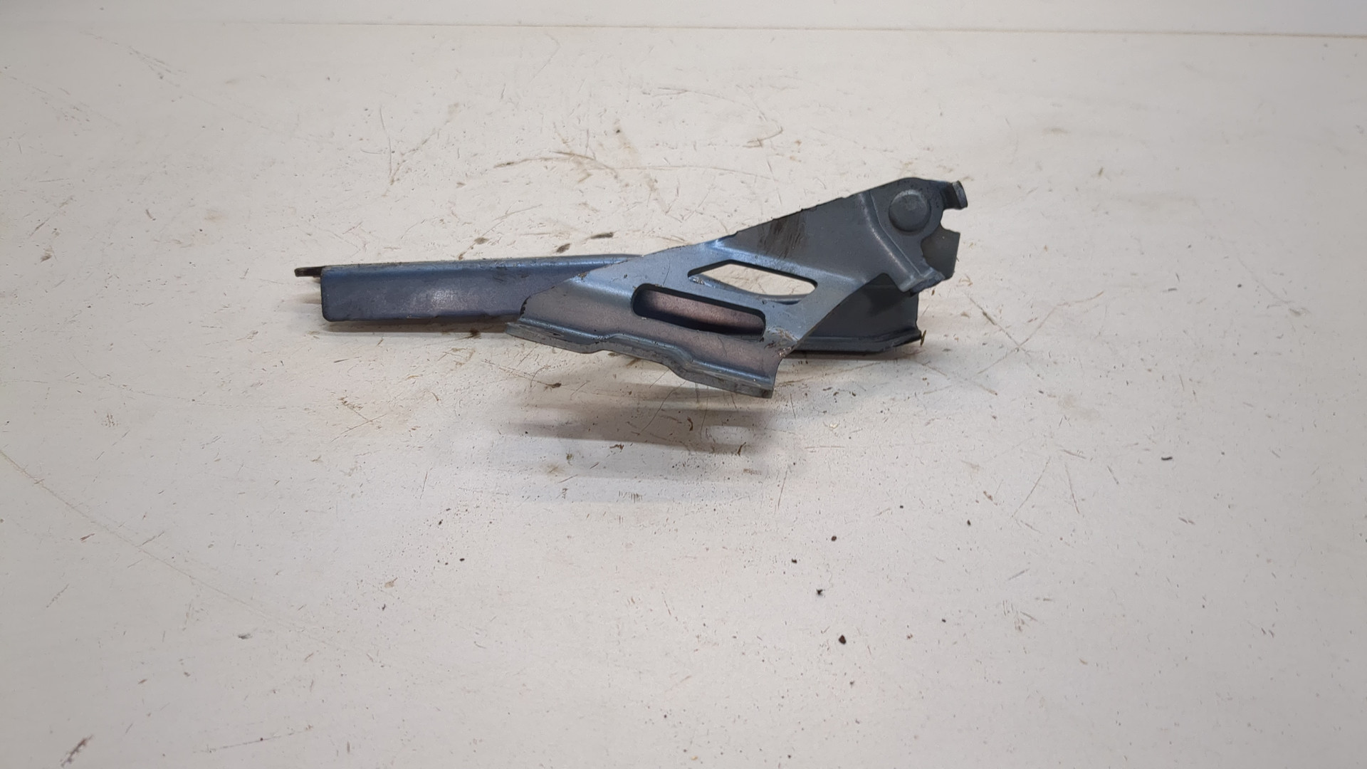 Петля капота левая