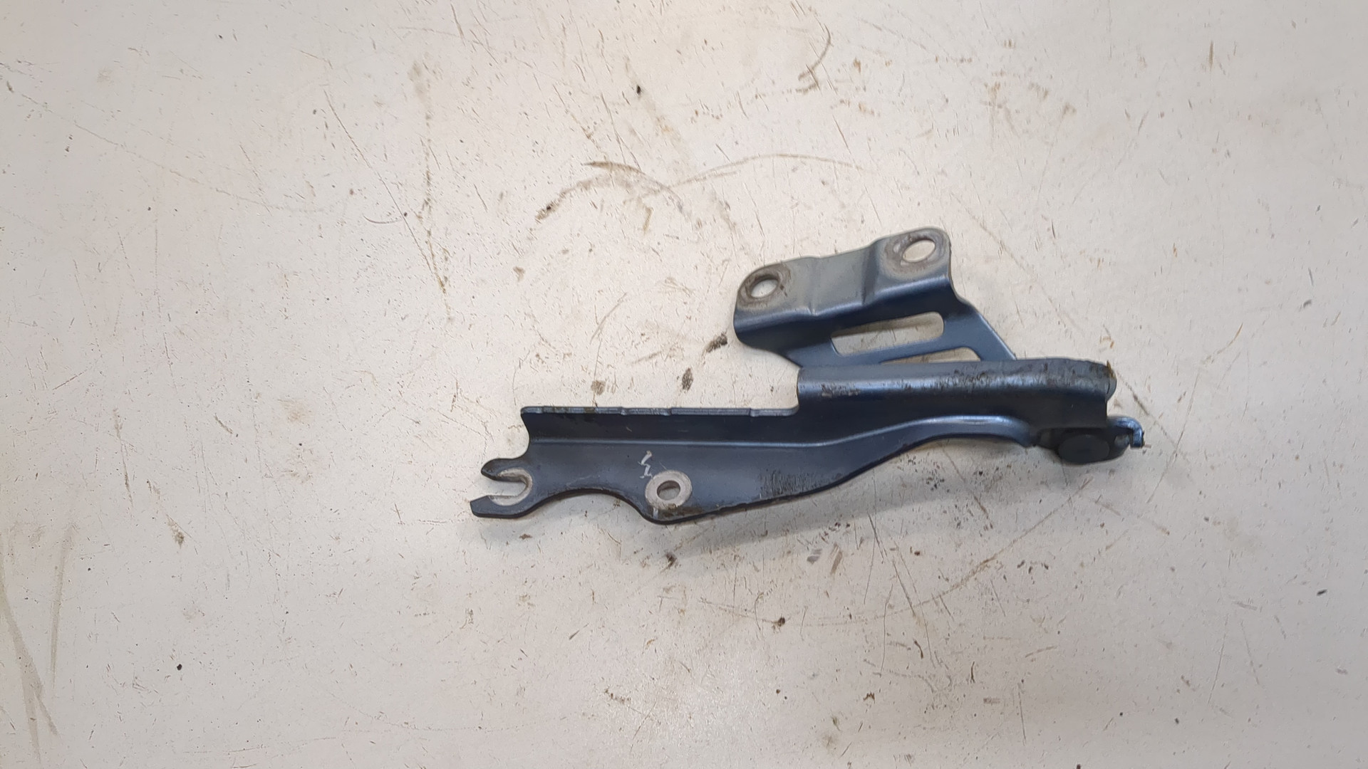 Петля капота левая