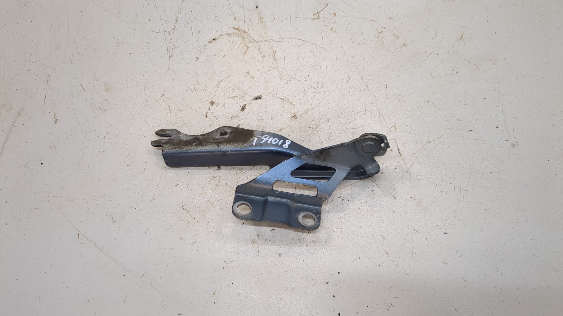 Петля капота левая