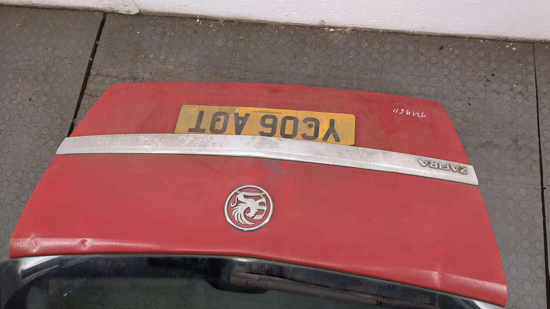 Дверь багажника