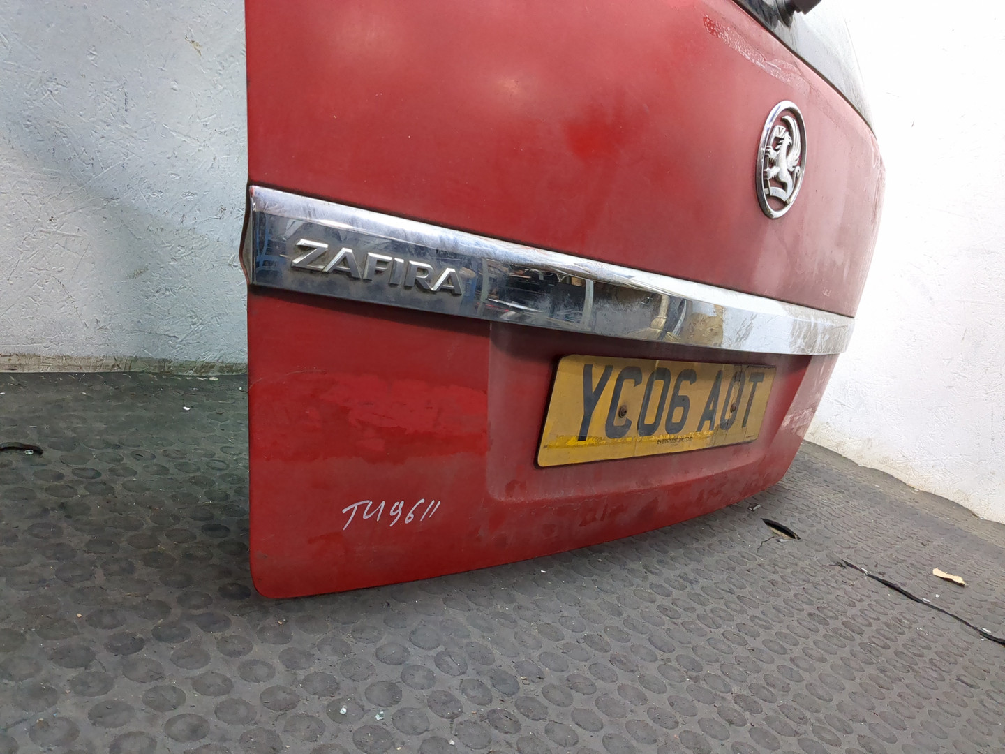 Дверь багажника