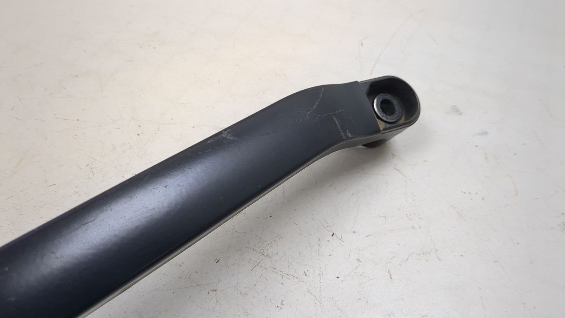 Поводок стеклоочистителя передний правый