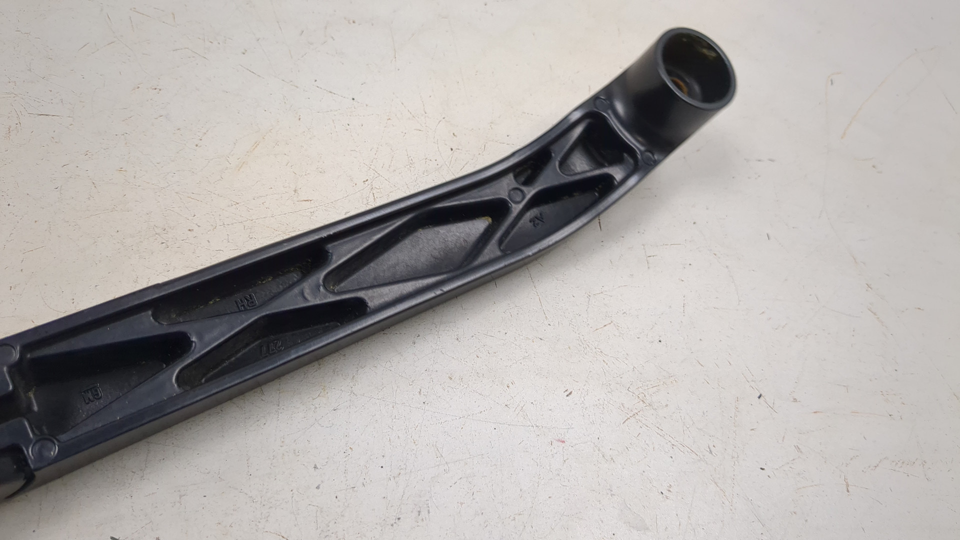 Поводок стеклоочистителя передний правый