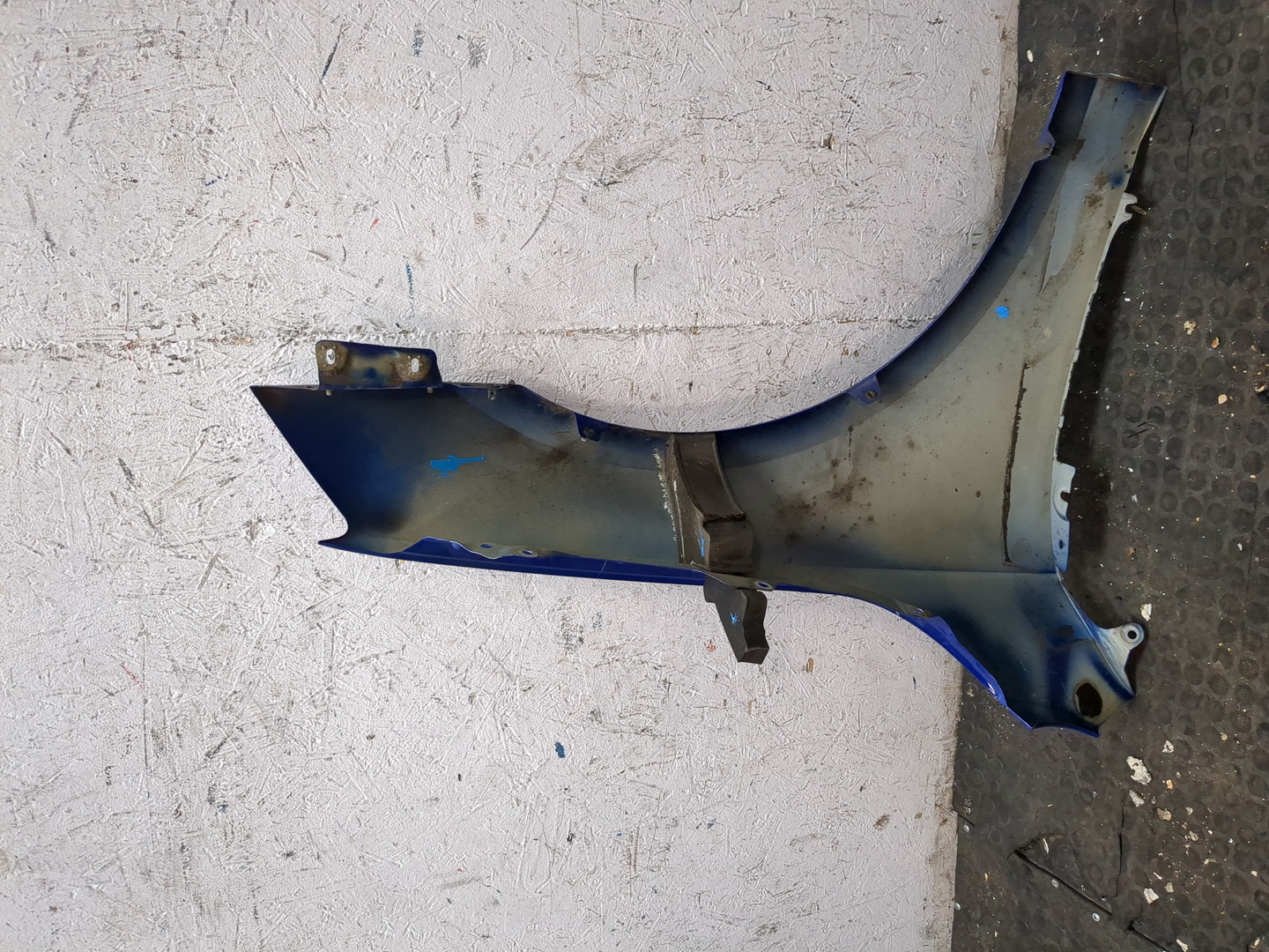 Крыло переднее левое