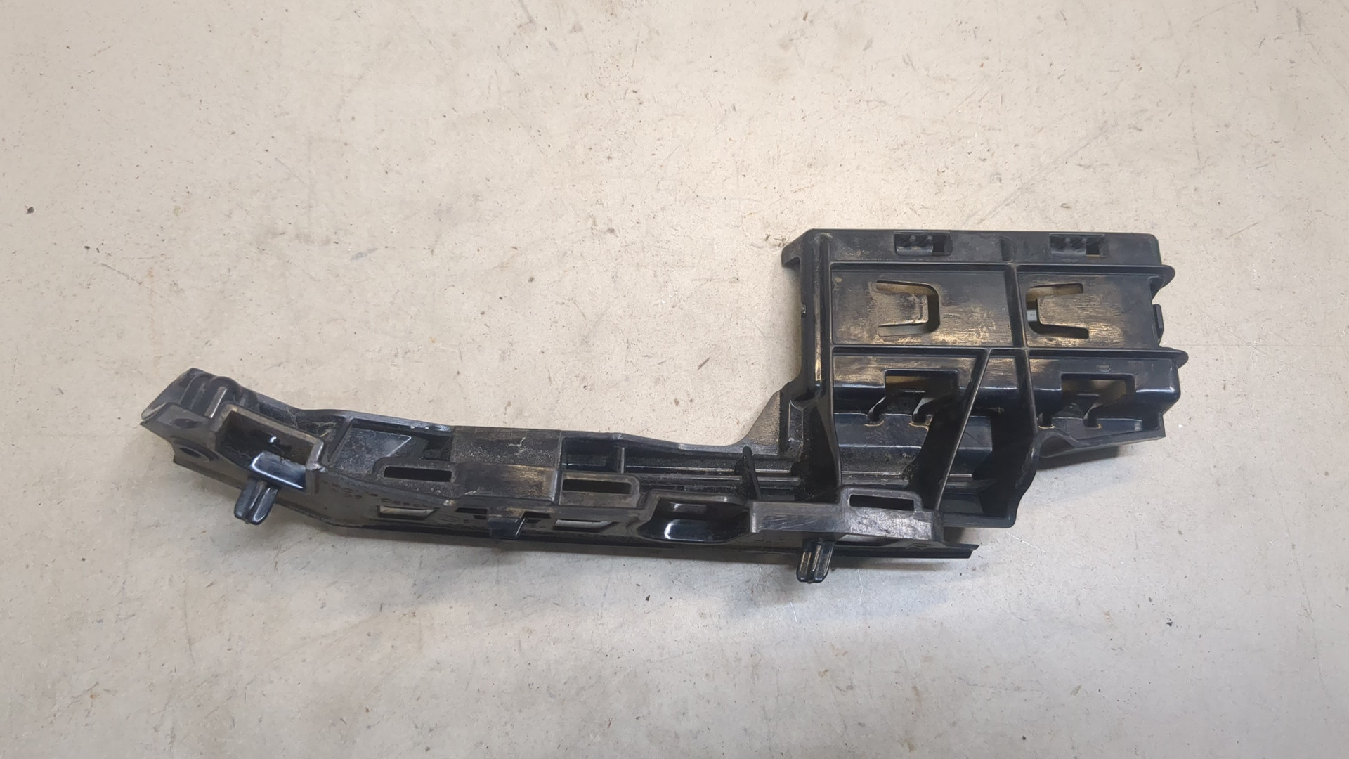 Кронштейн переднего бампера правый