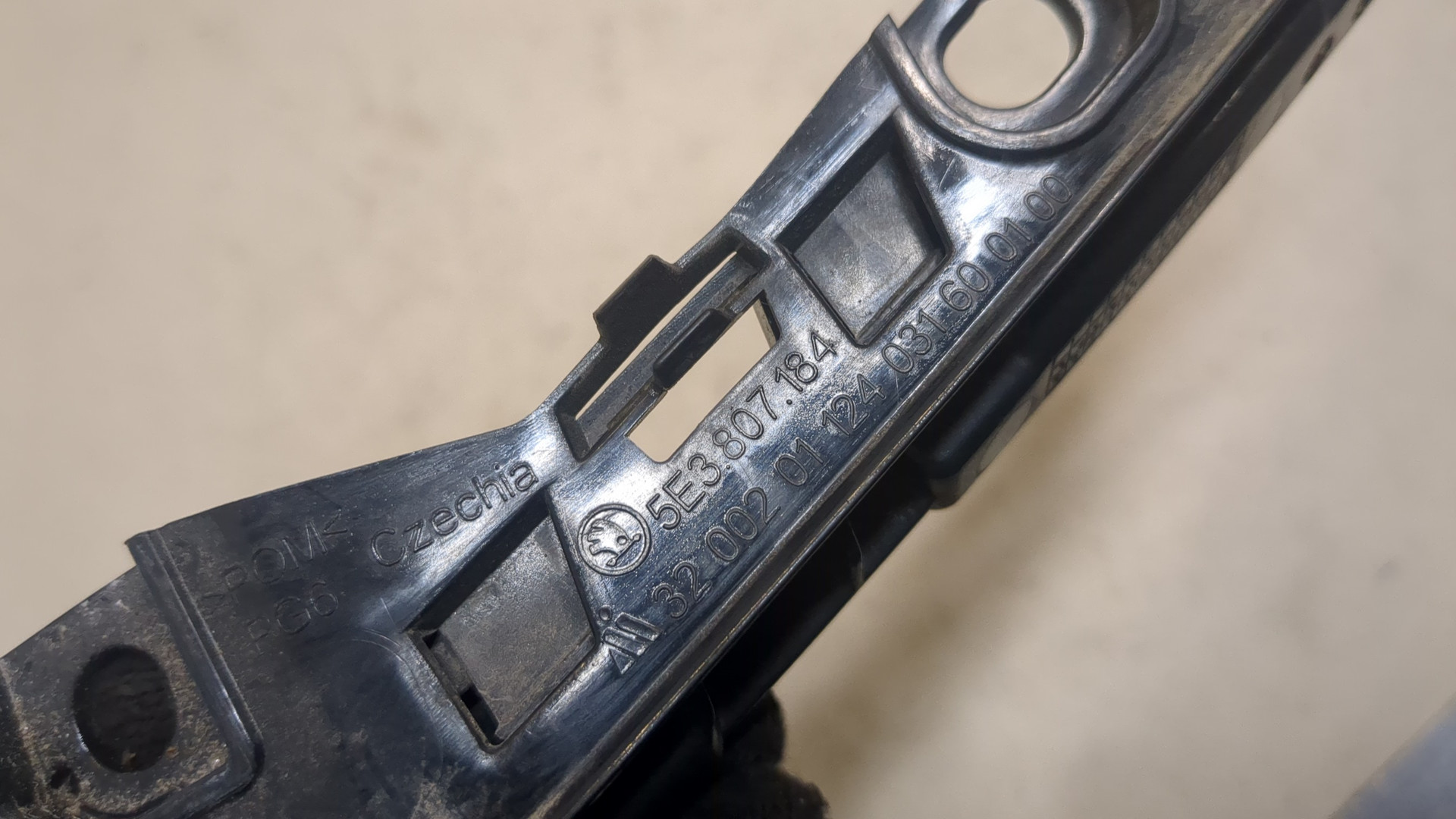 Кронштейн переднего бампера правый