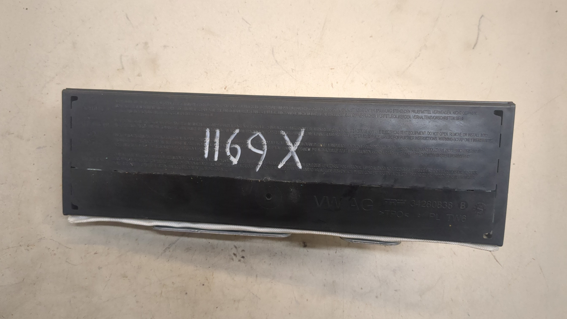 Подушка безопасности нижняя (для колен)