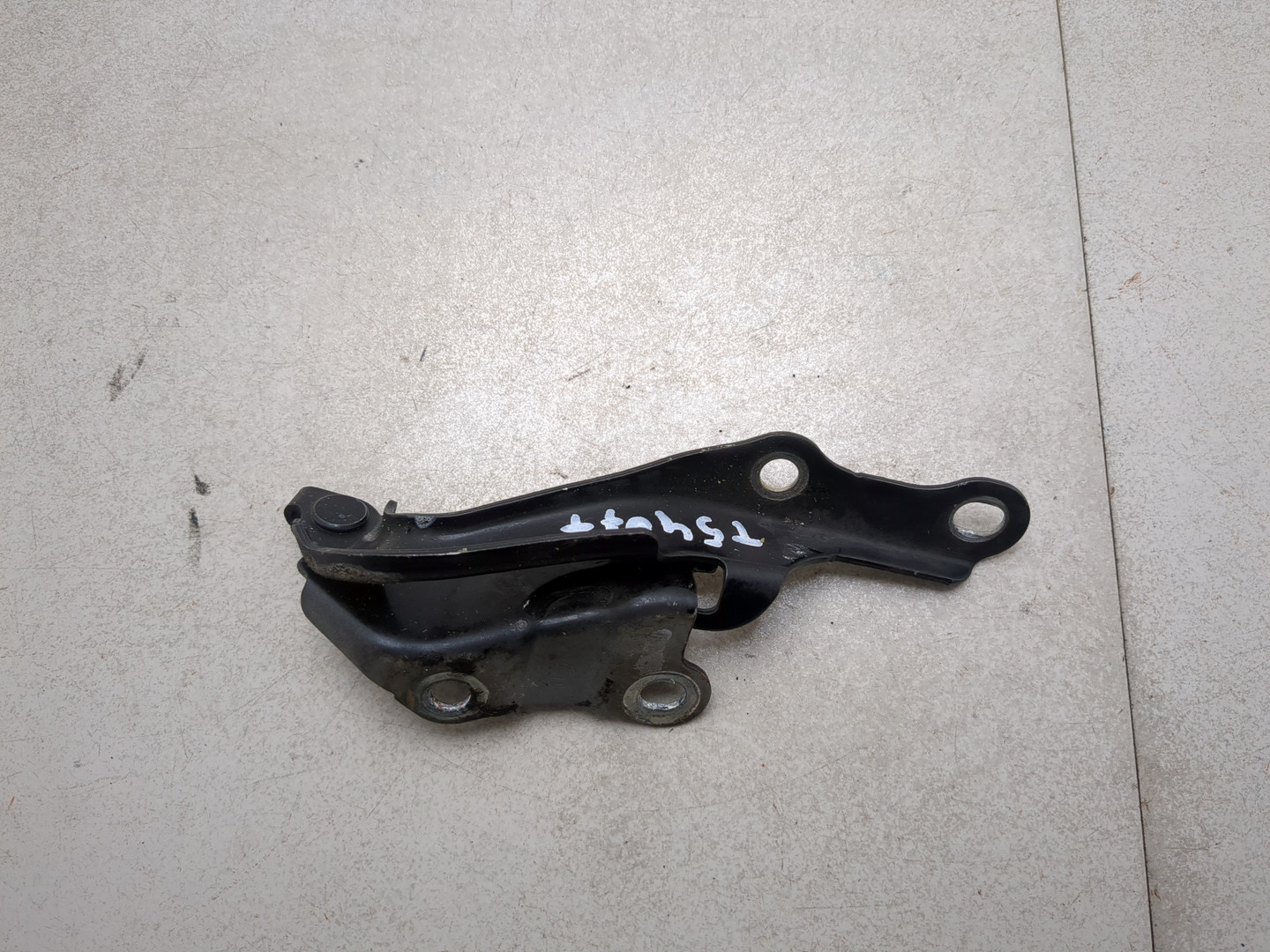 Петля капота левая