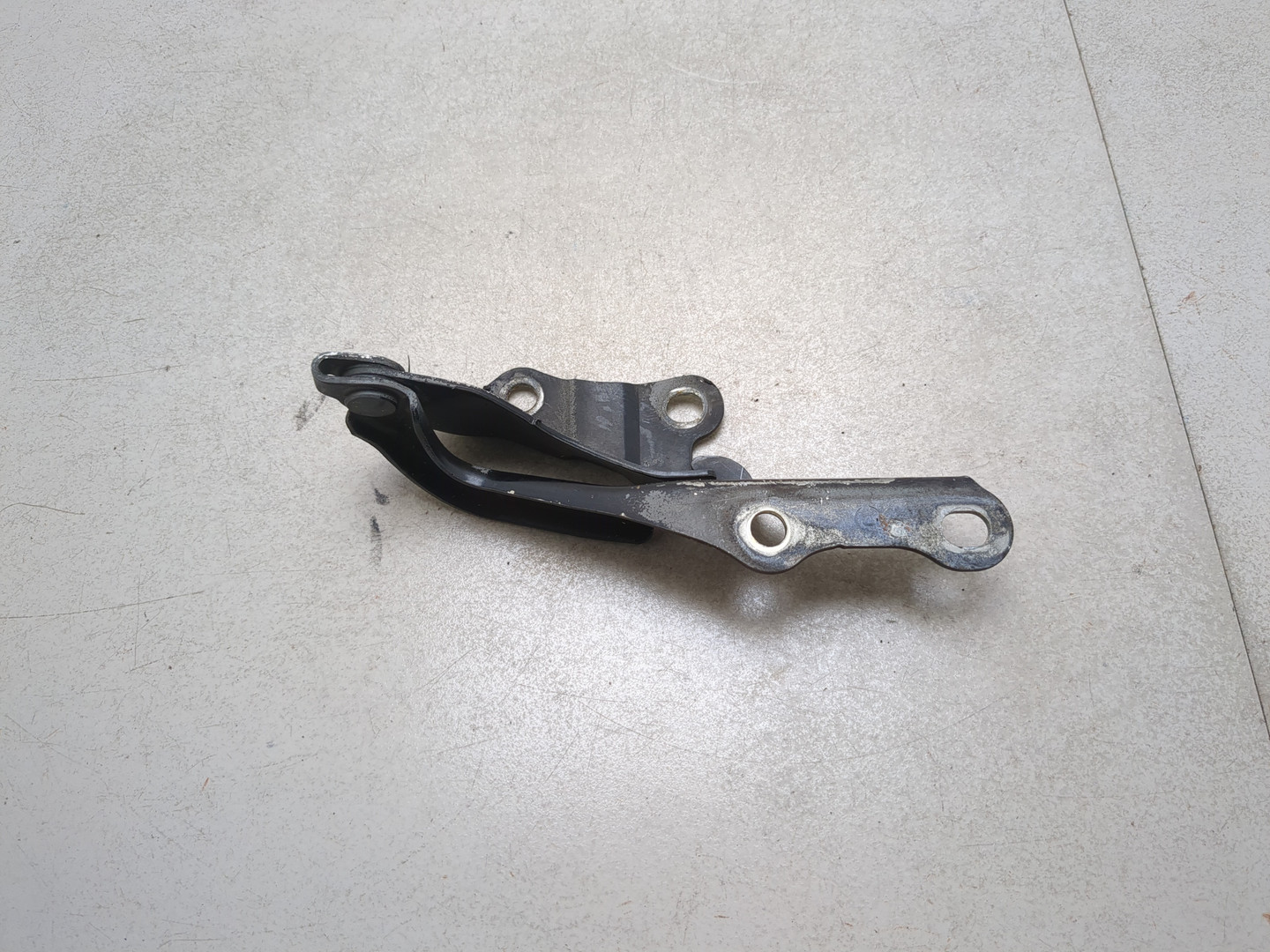 Петля капота левая