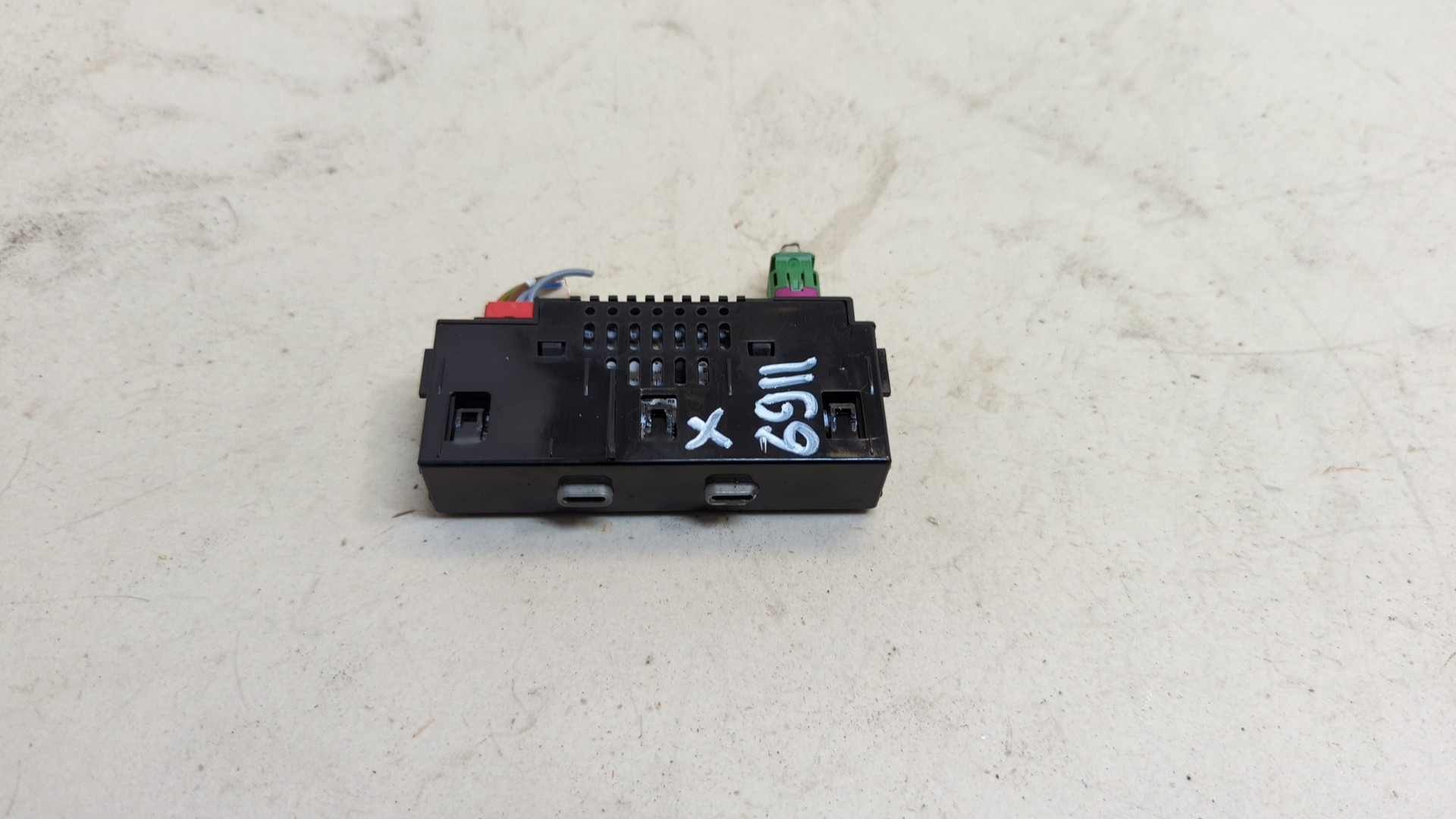 Гнездо AUX / USB IN