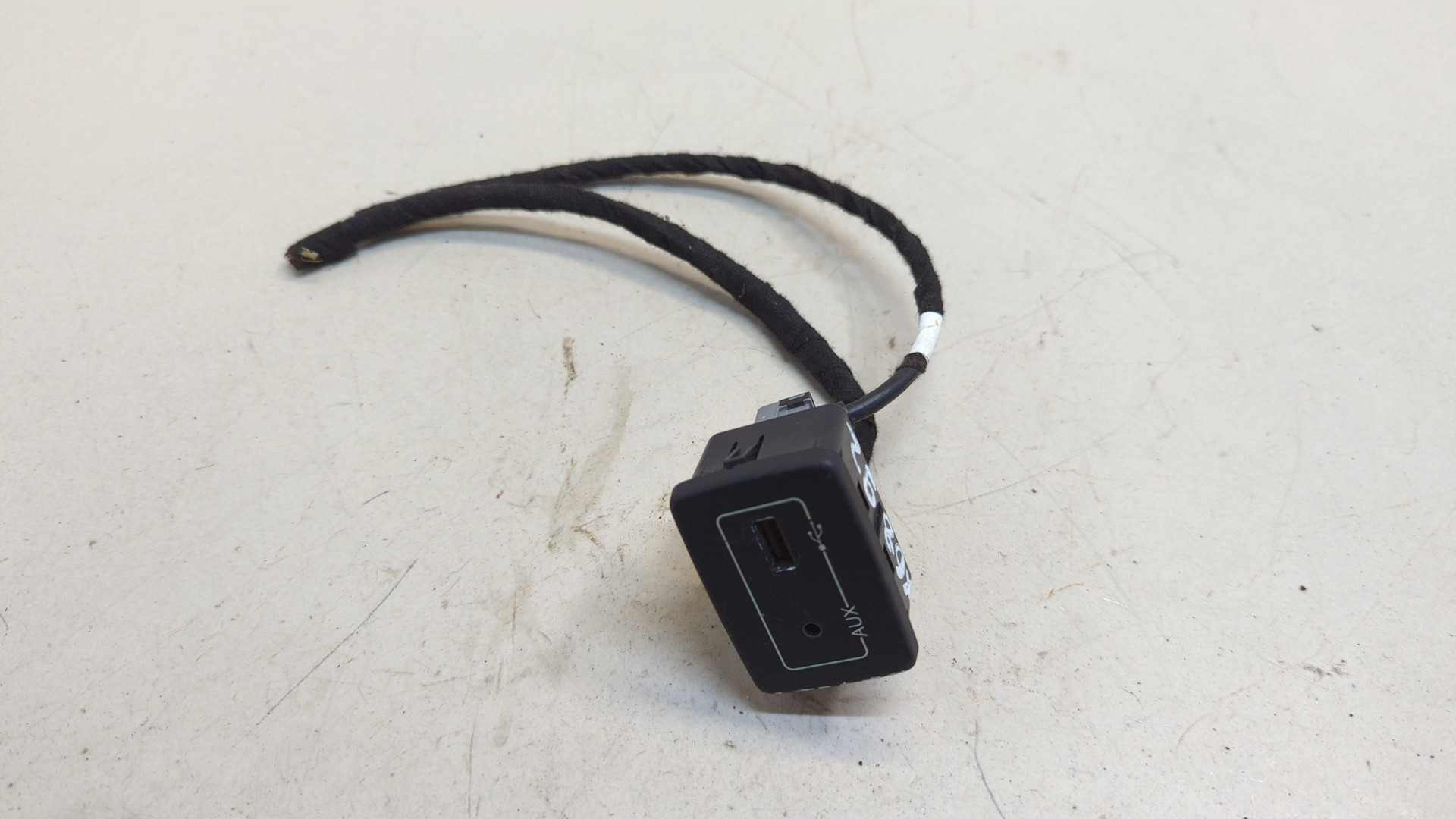 Гнездо AUX / USB IN