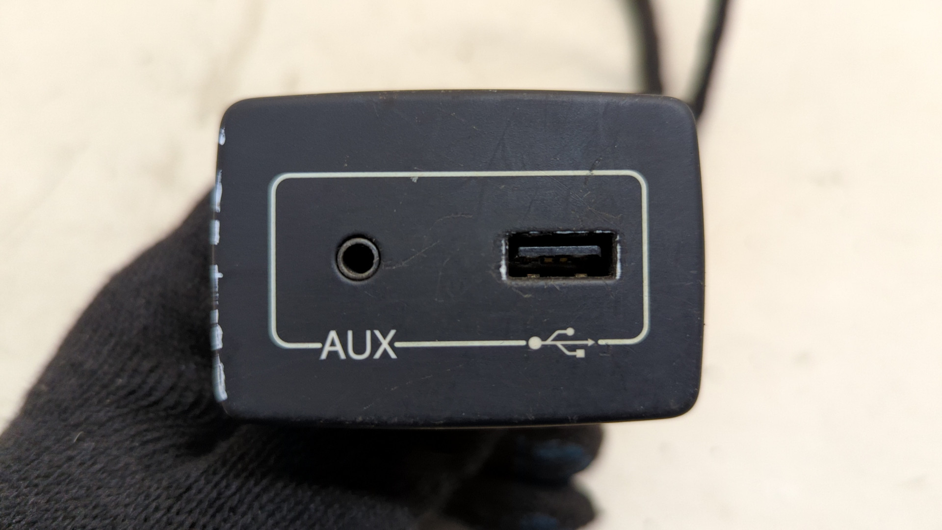 Гнездо AUX / USB IN