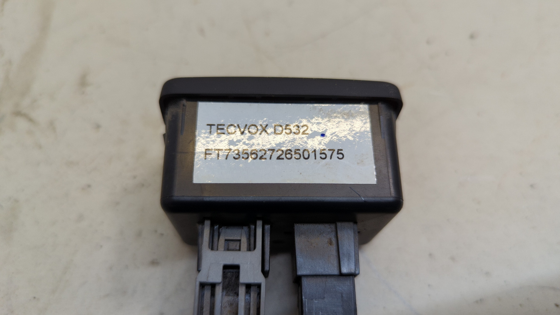 Гнездо AUX / USB IN