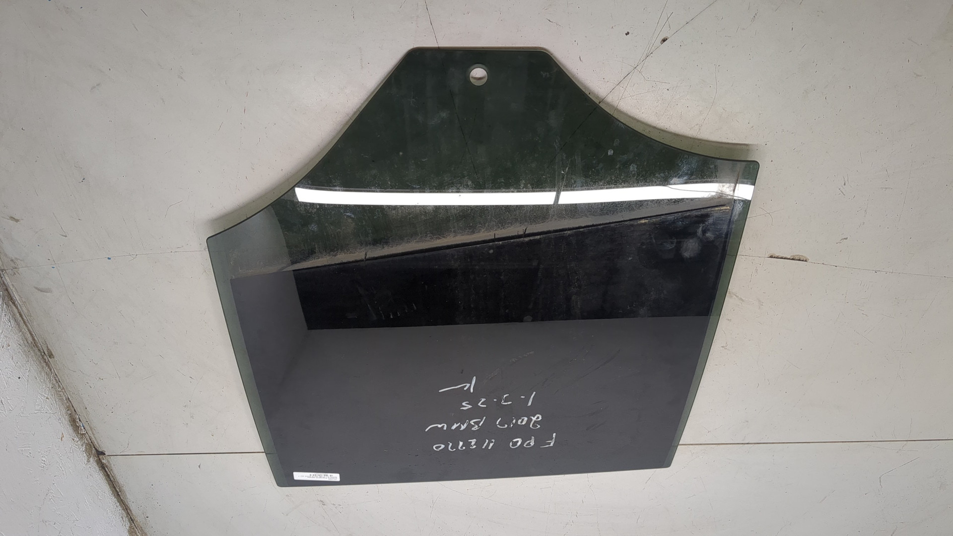 Стекло двери задней левой