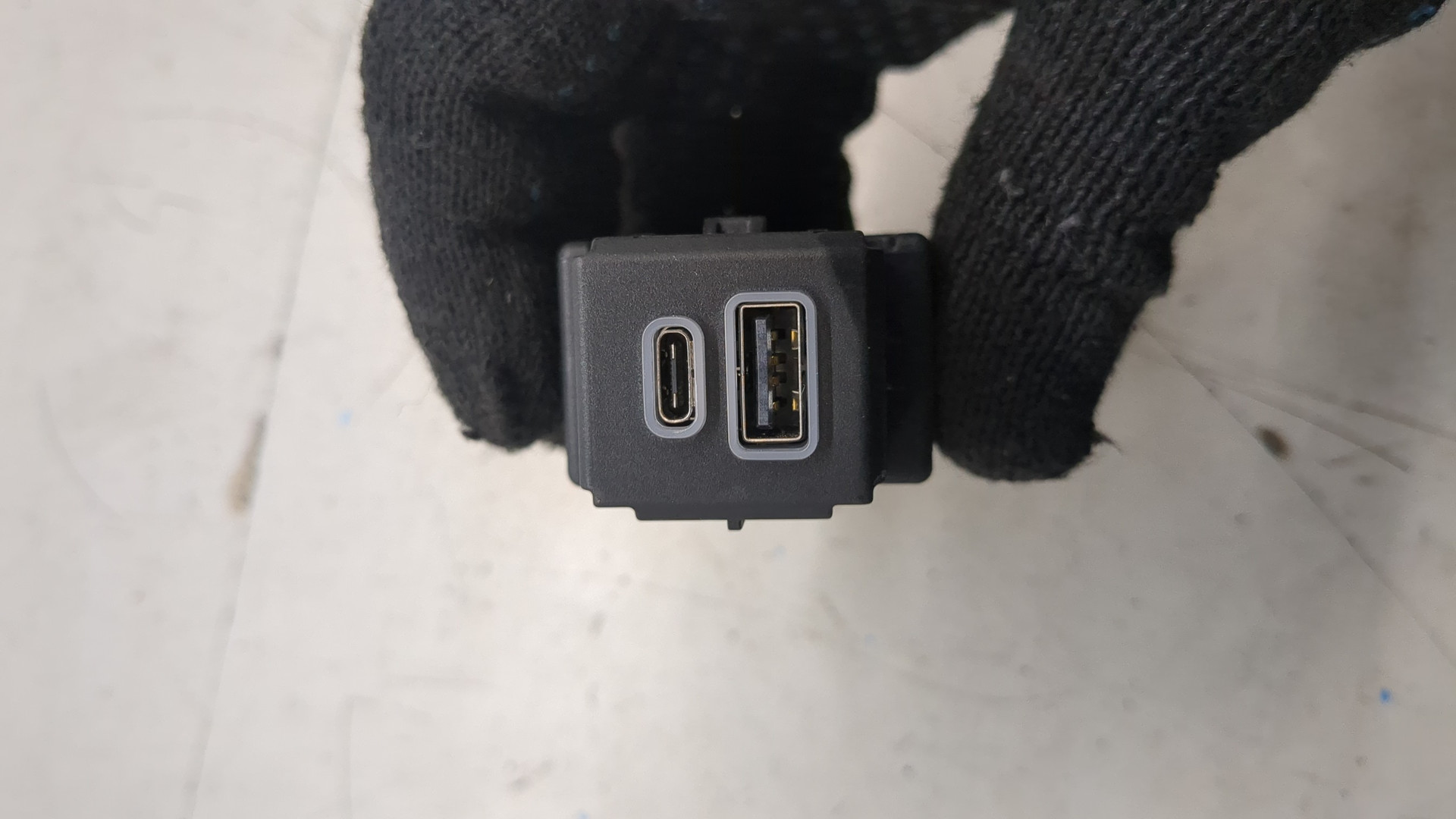 Гнездо AUX / USB IN