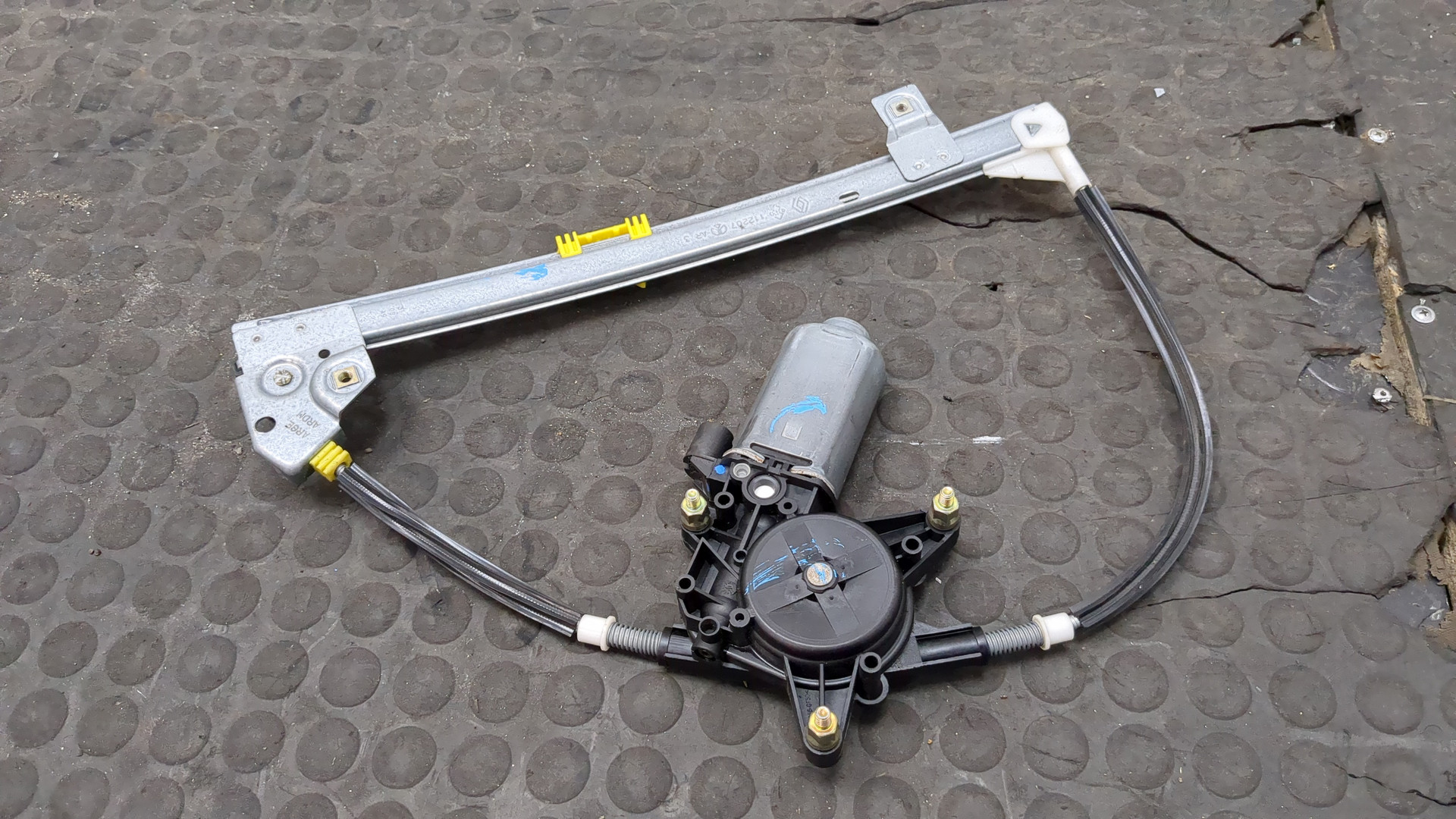 Стеклоподъемник электр. задний левый