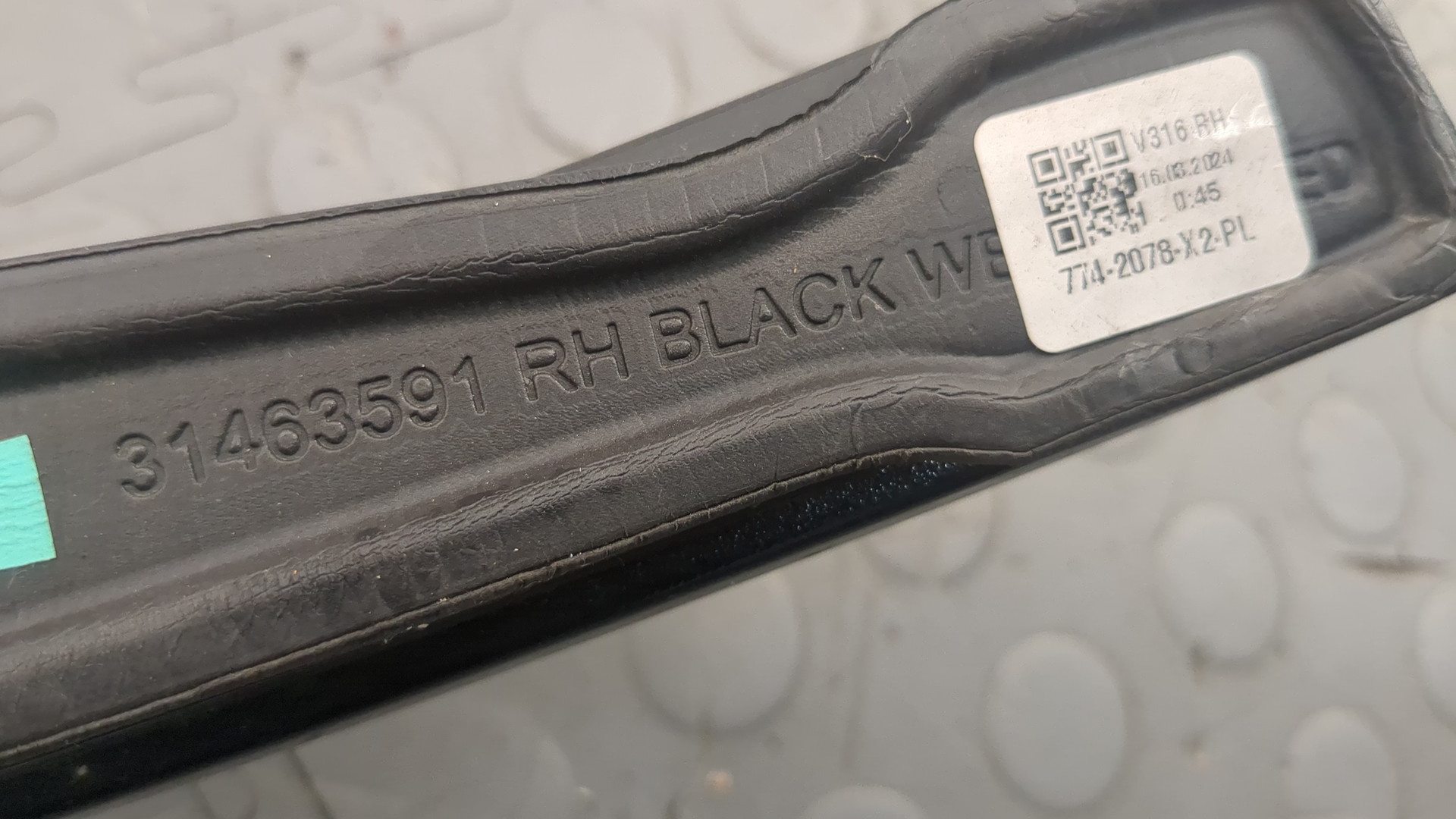 Рейлинг (релинг) правый (планка на крышу)