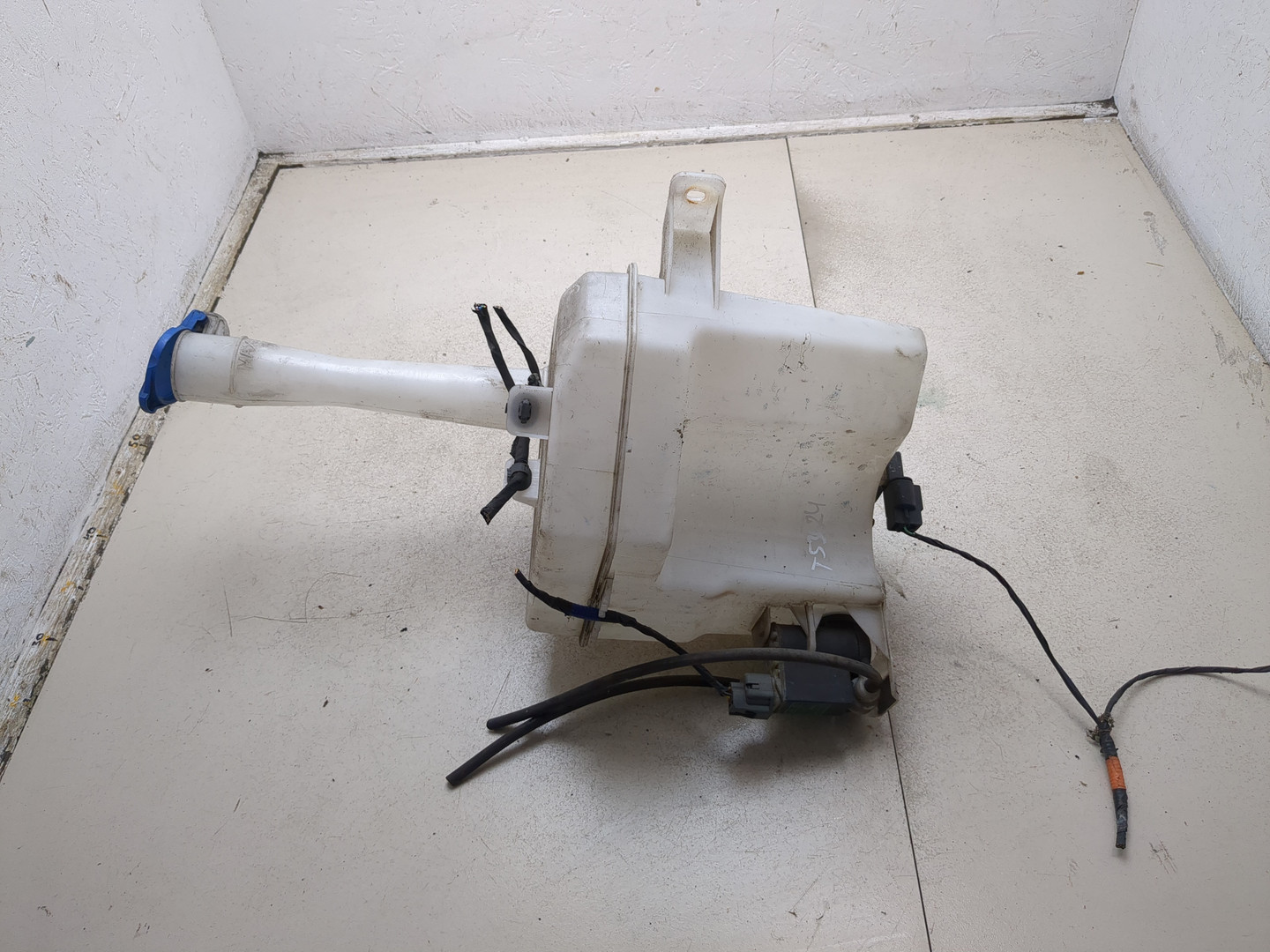 Бачок омывателя лобового стекла