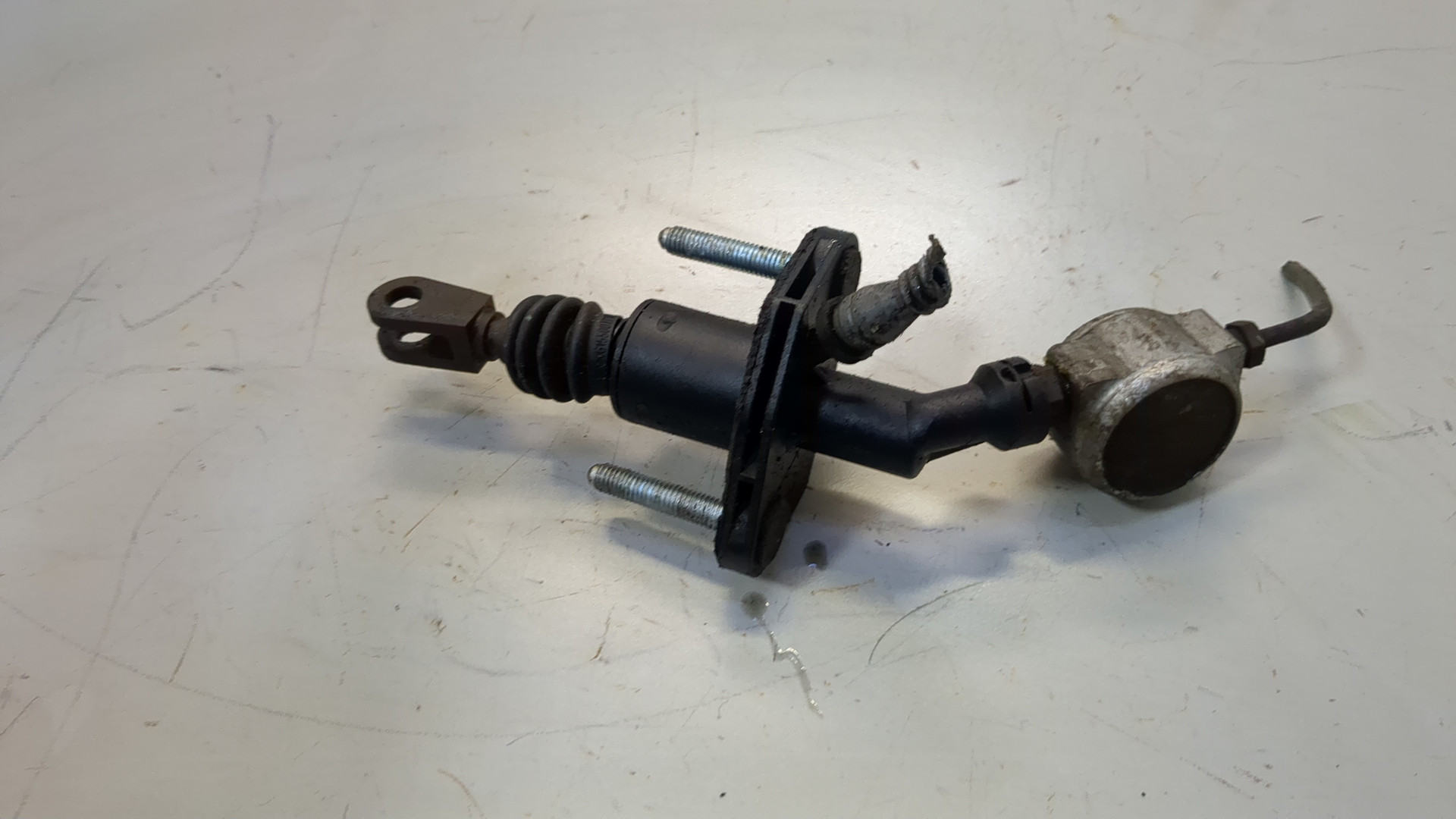 Цилиндр сцепления главный