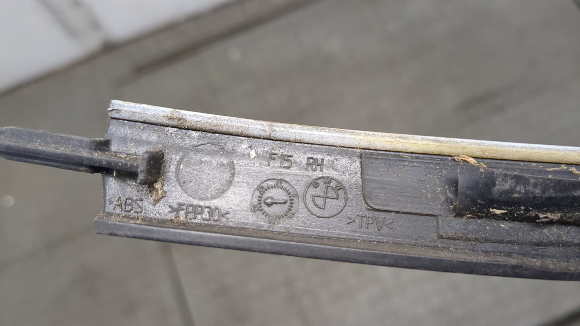 Молдинг лобового стекла