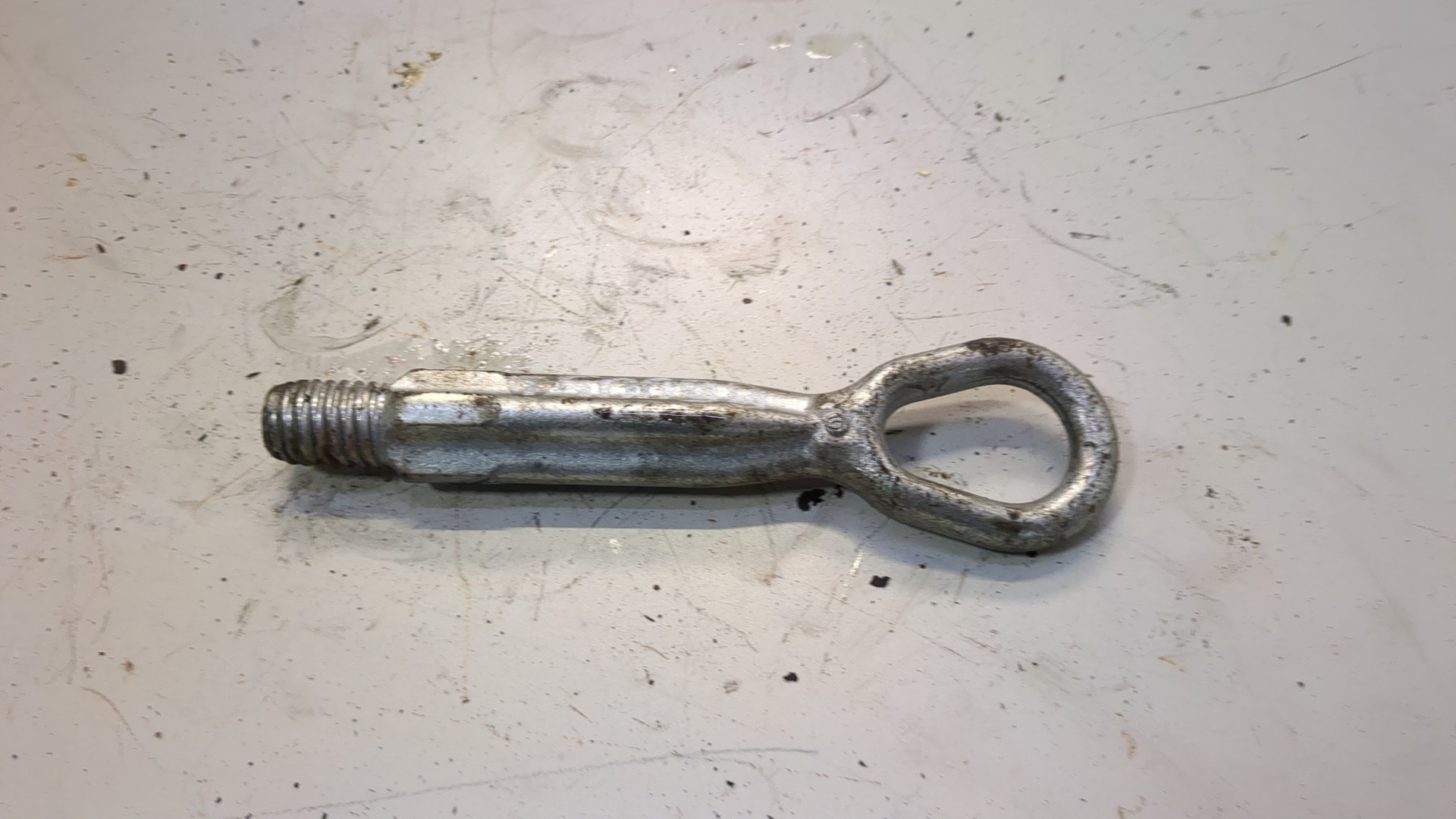 Крюк буксировочный