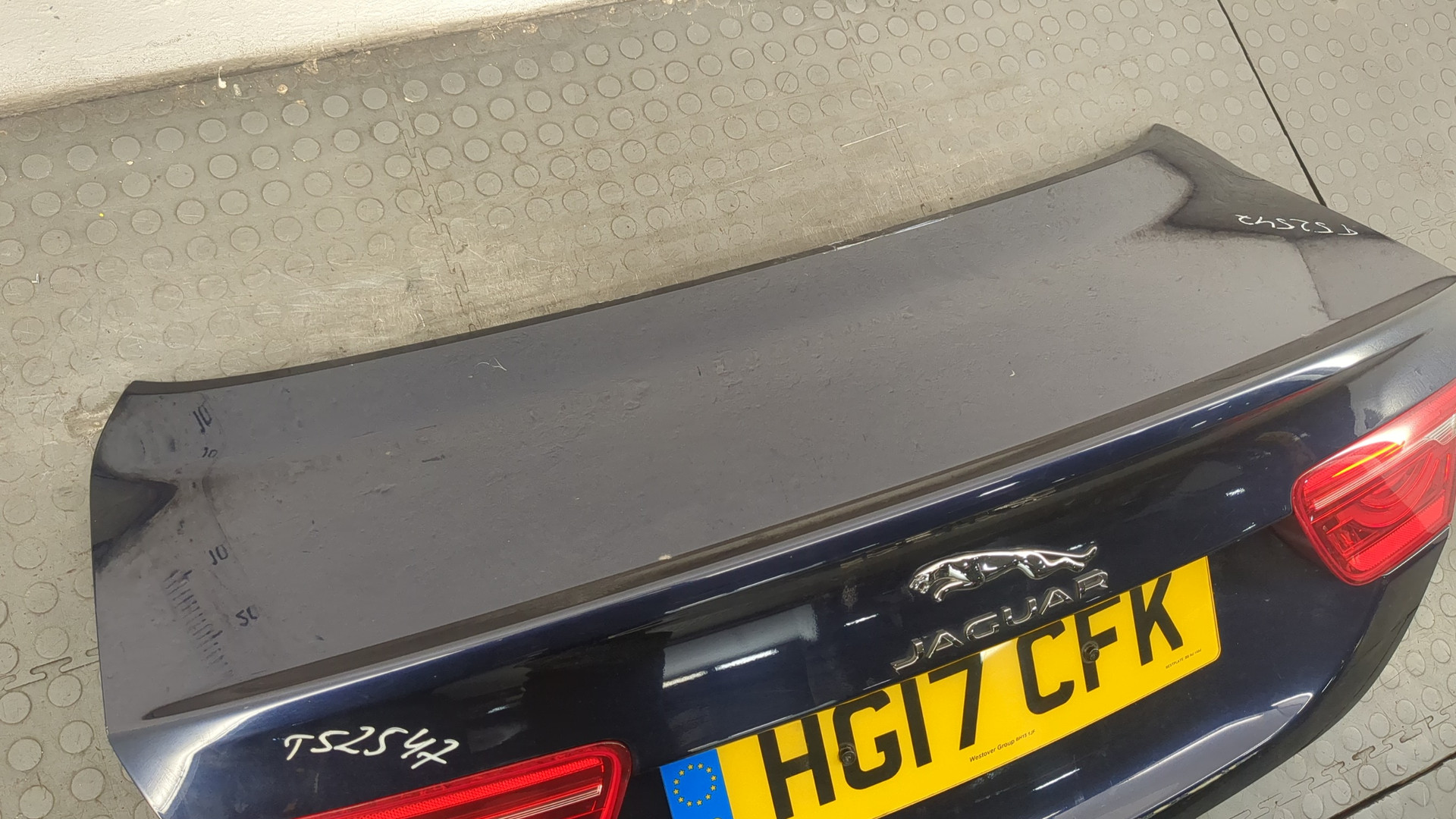 Дверь багажника