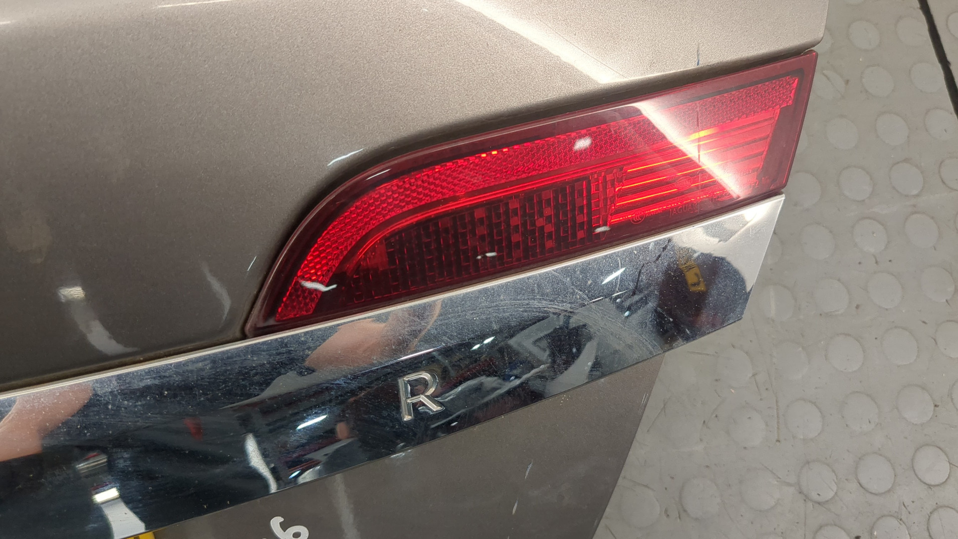 Дверь багажника