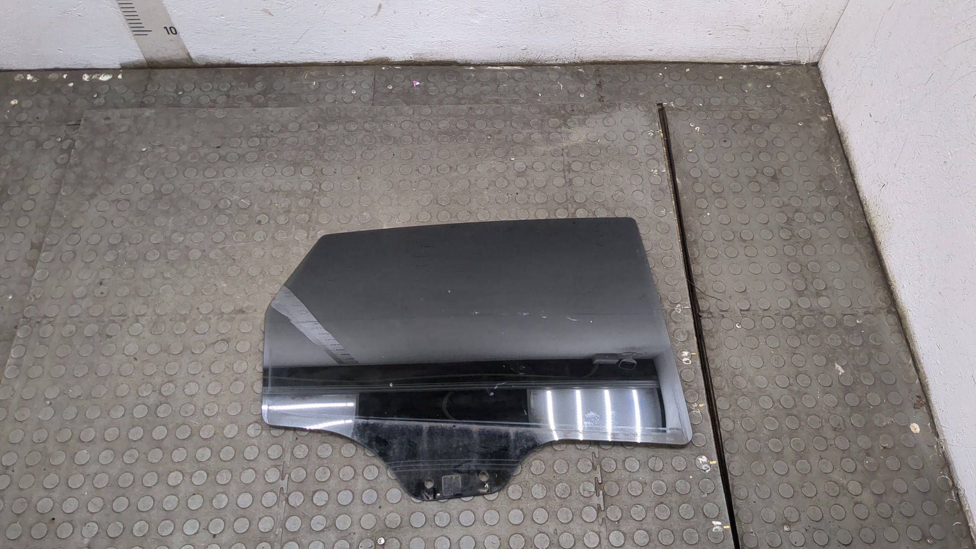 Стекло двери задней правой