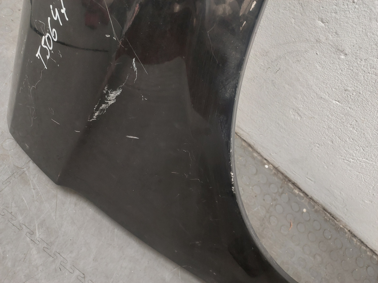 Крыло переднее правое