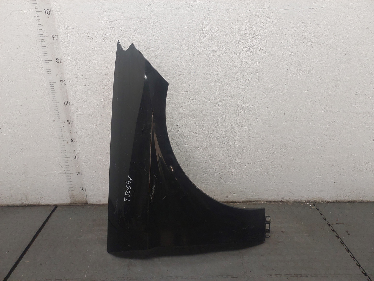 Крыло переднее правое