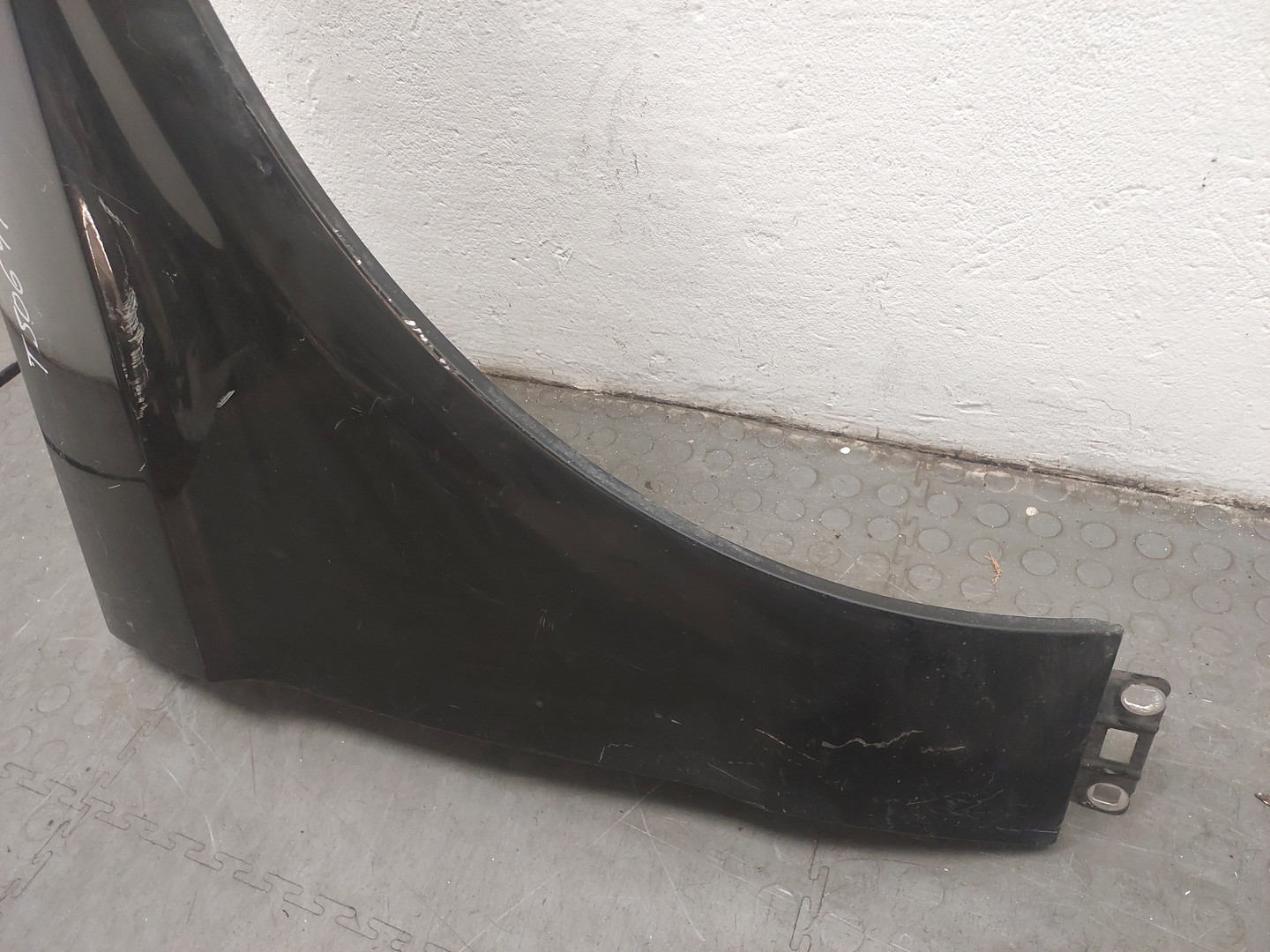 Крыло переднее правое