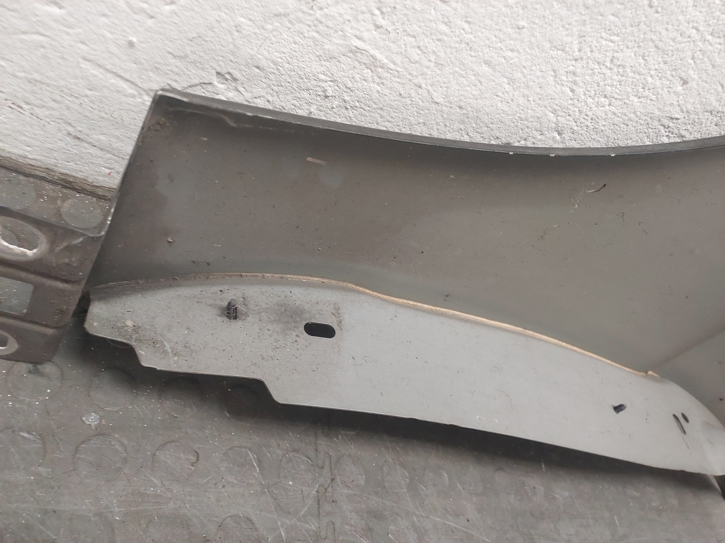 Крыло переднее правое