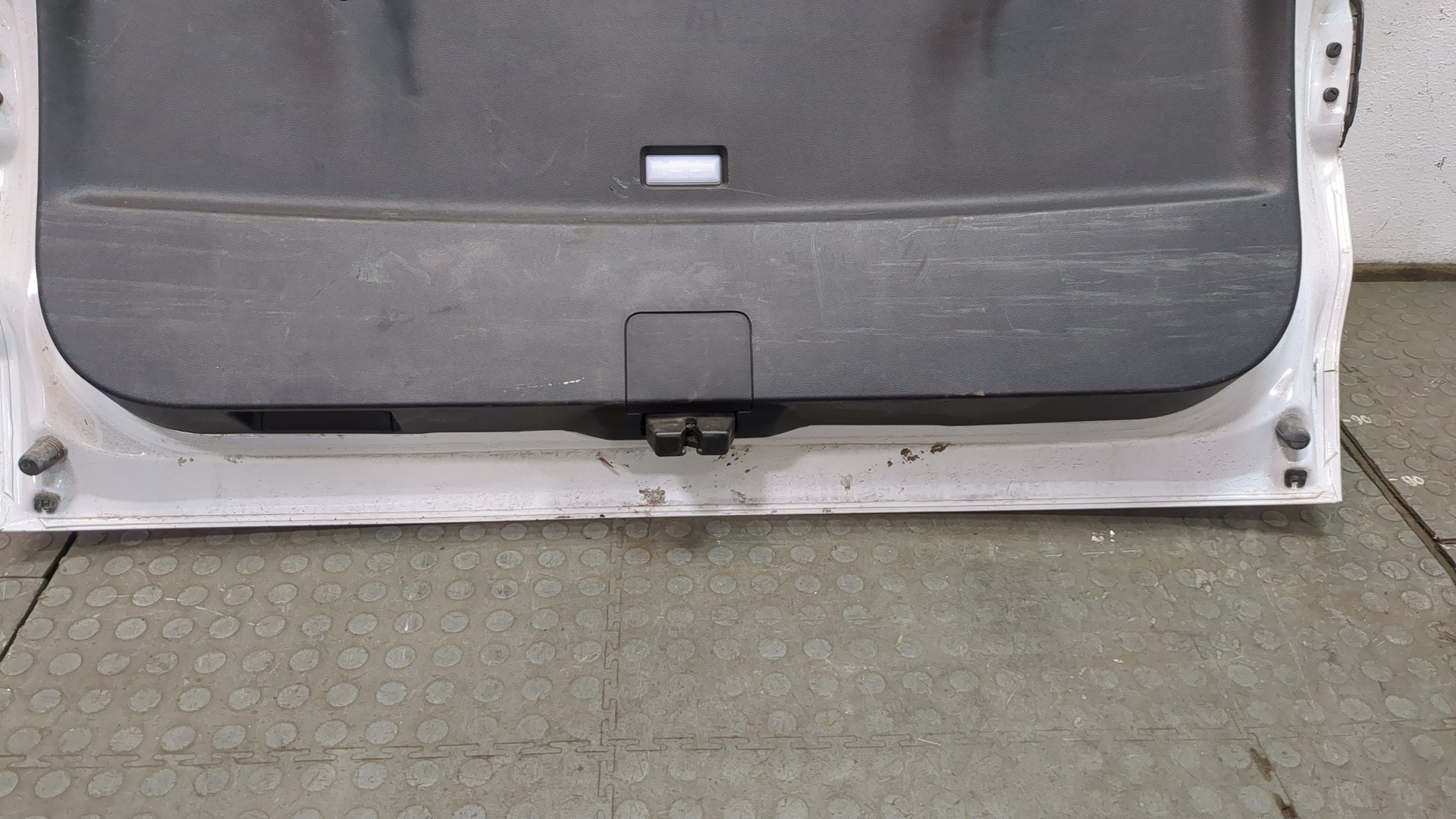 Дверь багажника